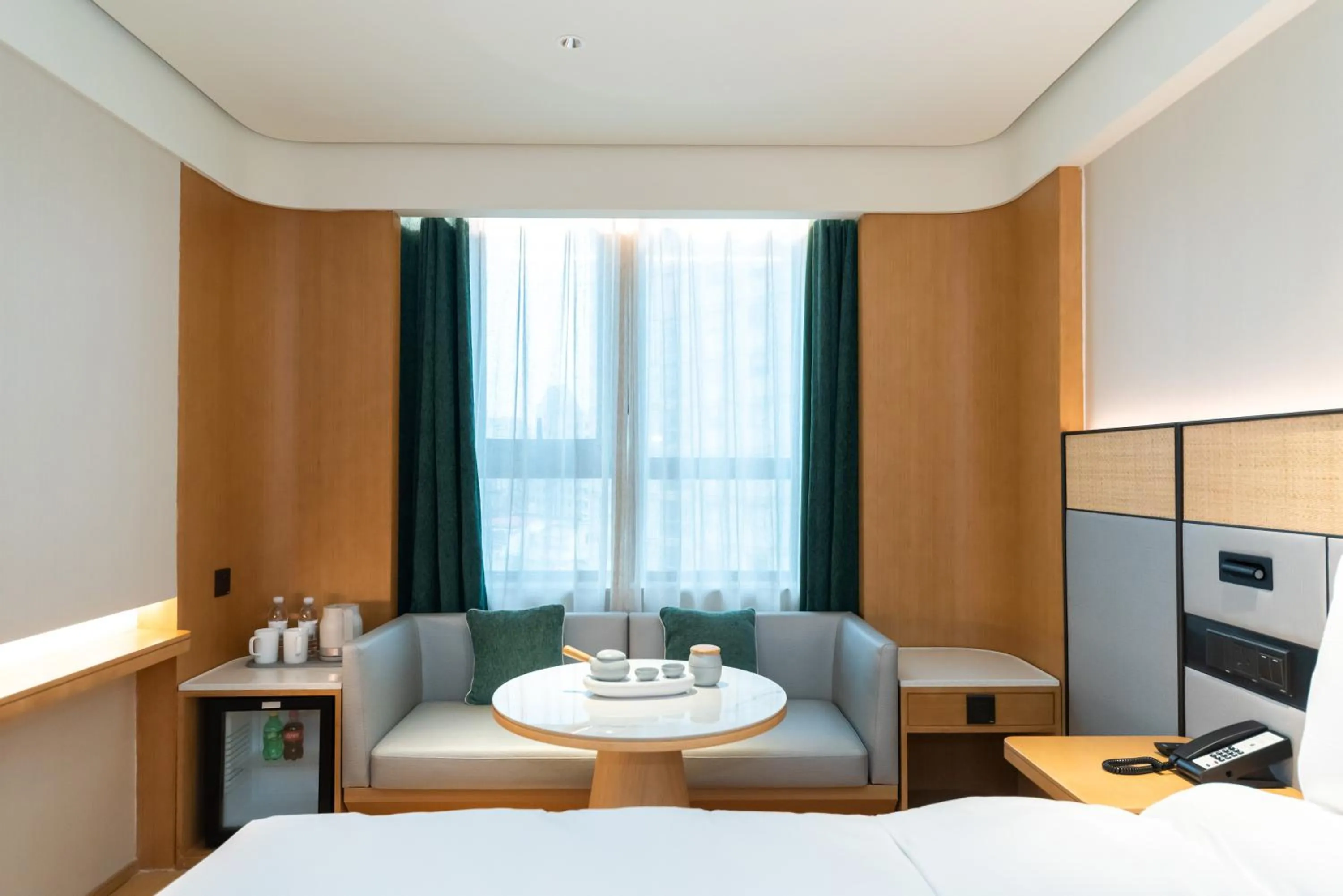 Photo of the whole room, Bed in JI Hotel (Shanghai People's Square Middle Fujian Road)