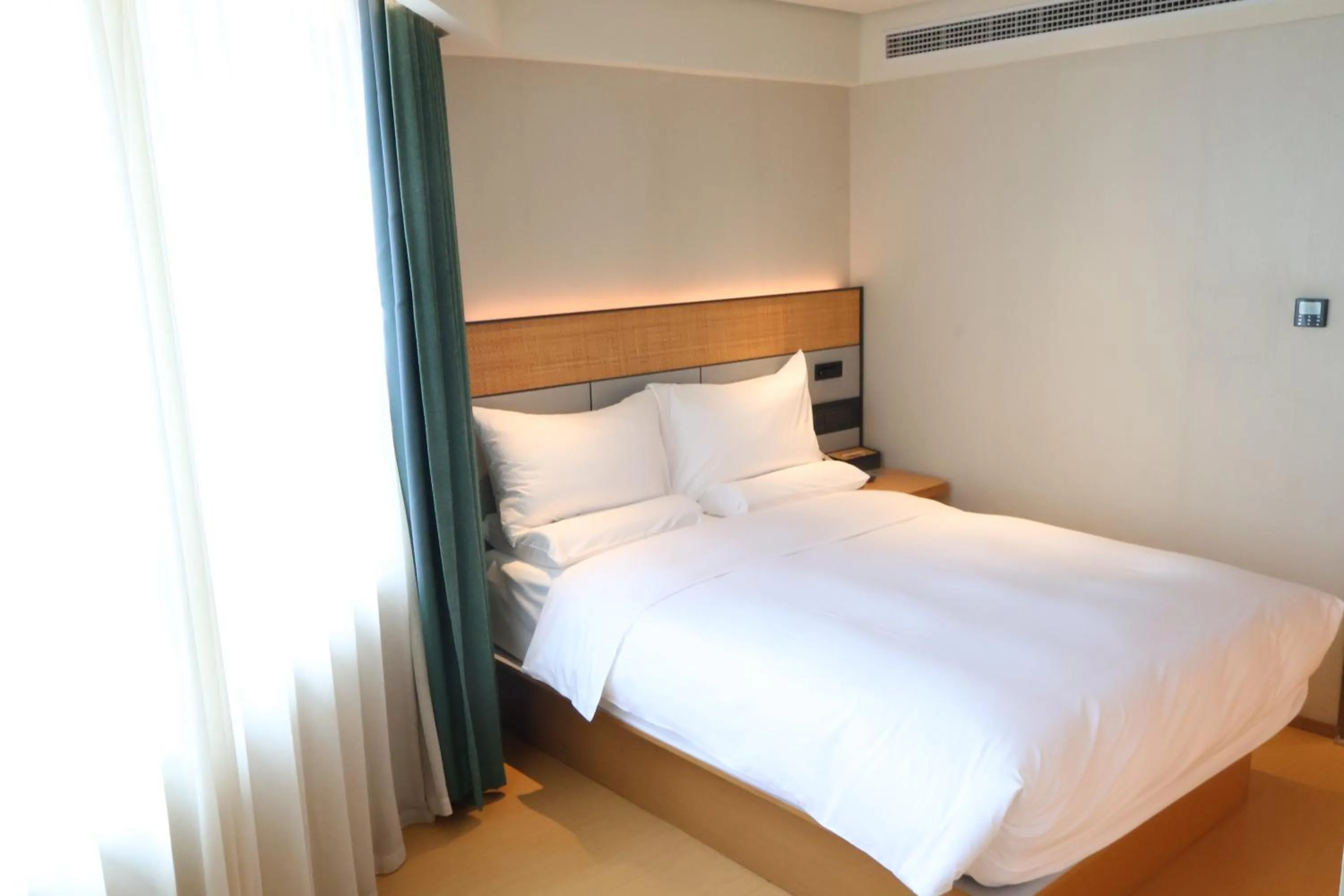 Bedroom, Bed in JI Hotel (Shanghai People's Square Middle Fujian Road)