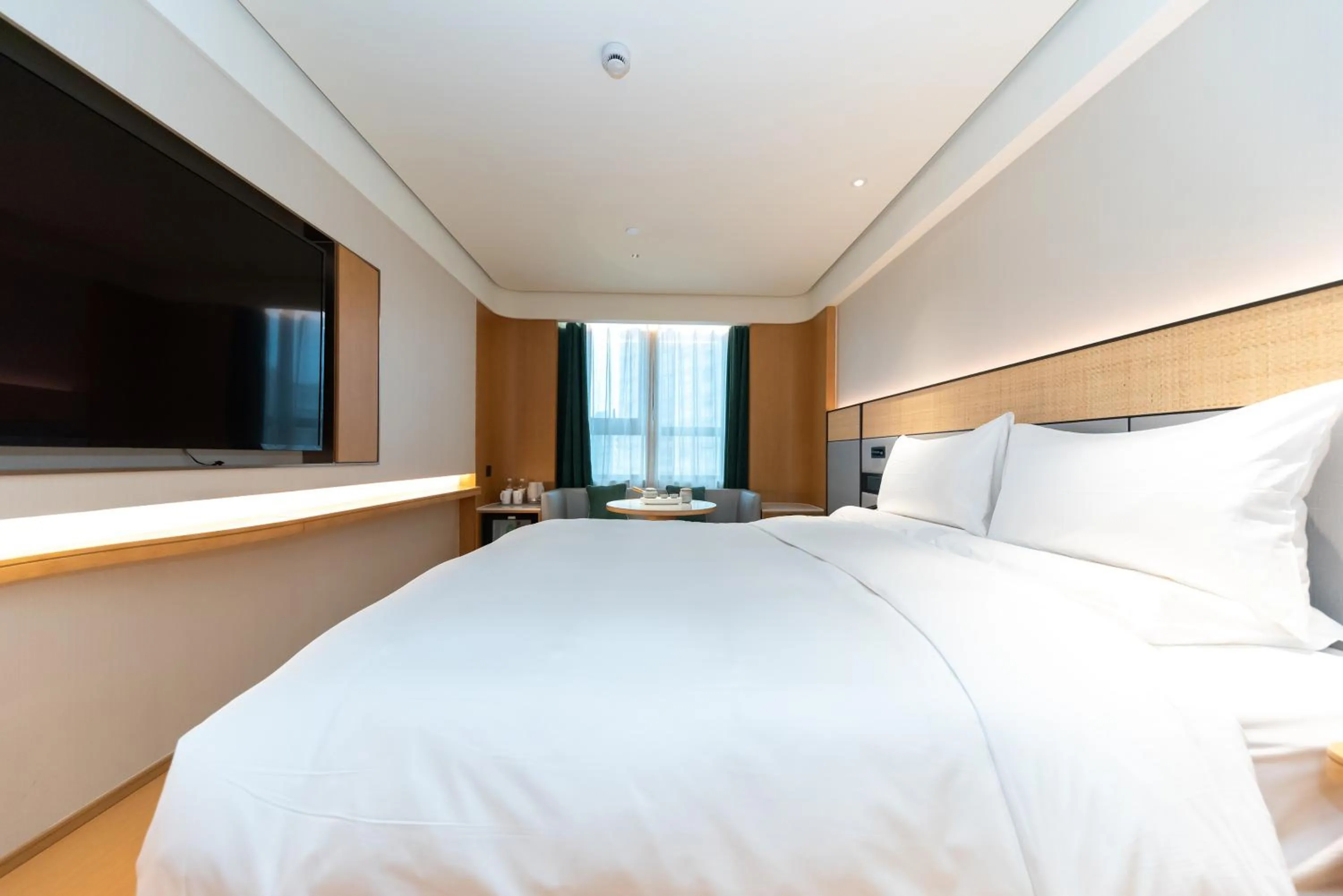 Photo of the whole room, Bed in JI Hotel (Shanghai People's Square Middle Fujian Road)