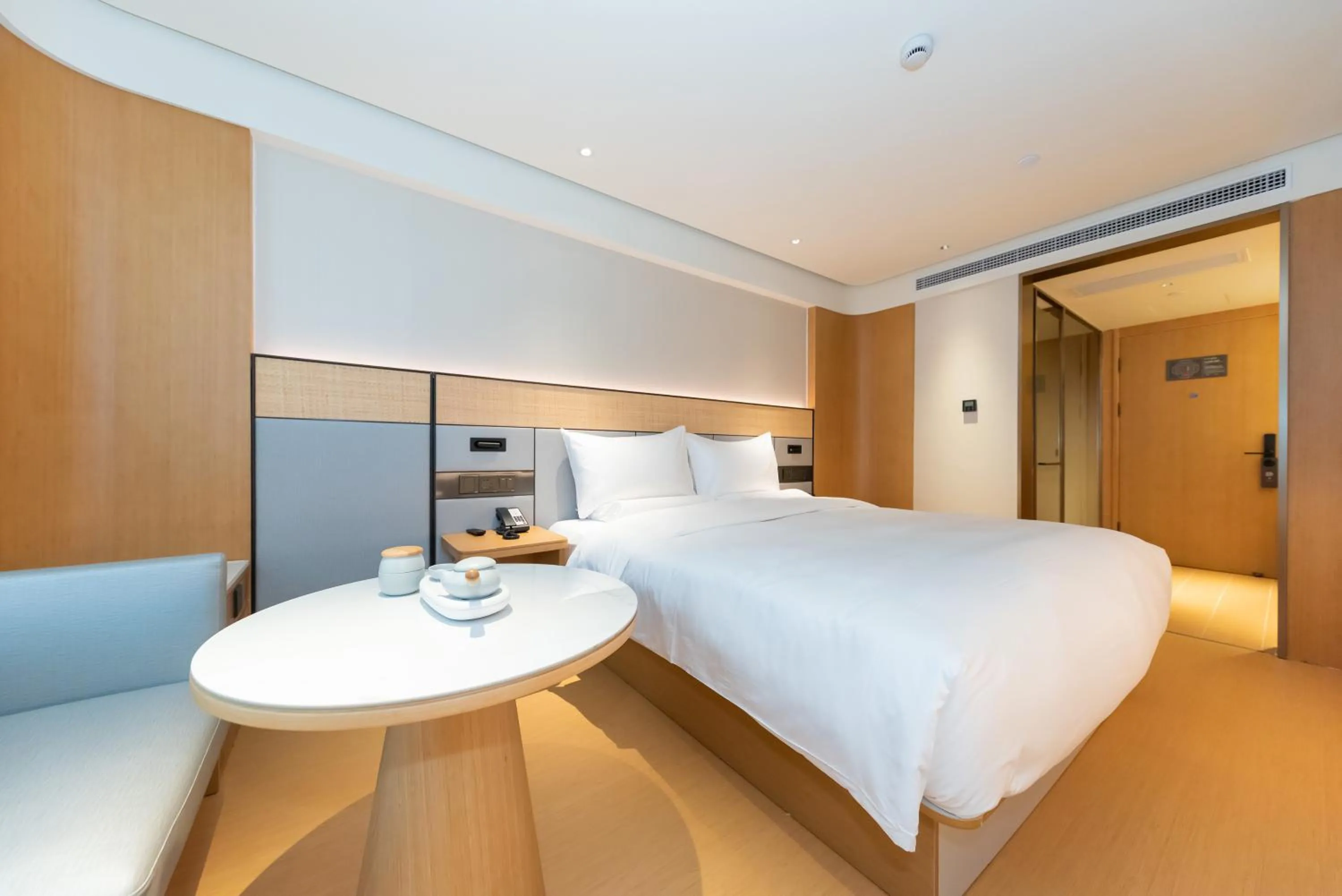 Photo of the whole room, Bed in JI Hotel (Shanghai People's Square Middle Fujian Road)