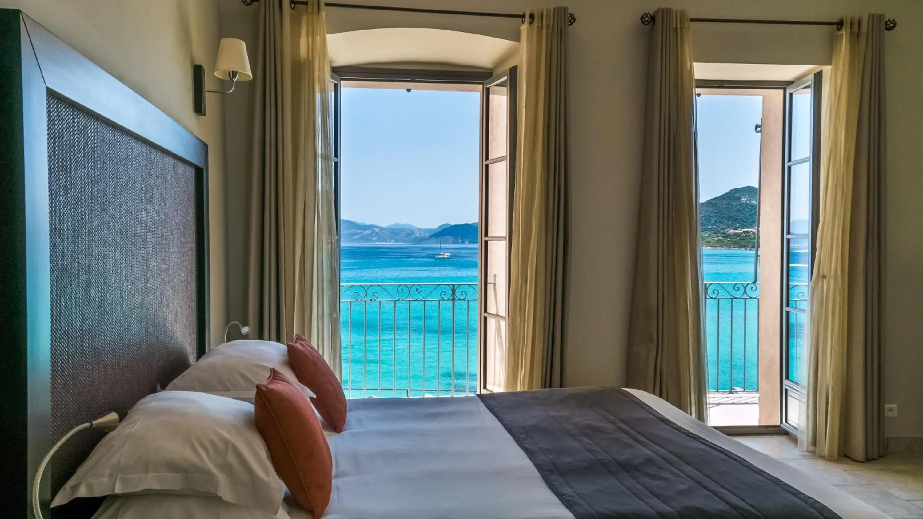 Bedroom, Bed in Perla Rossa