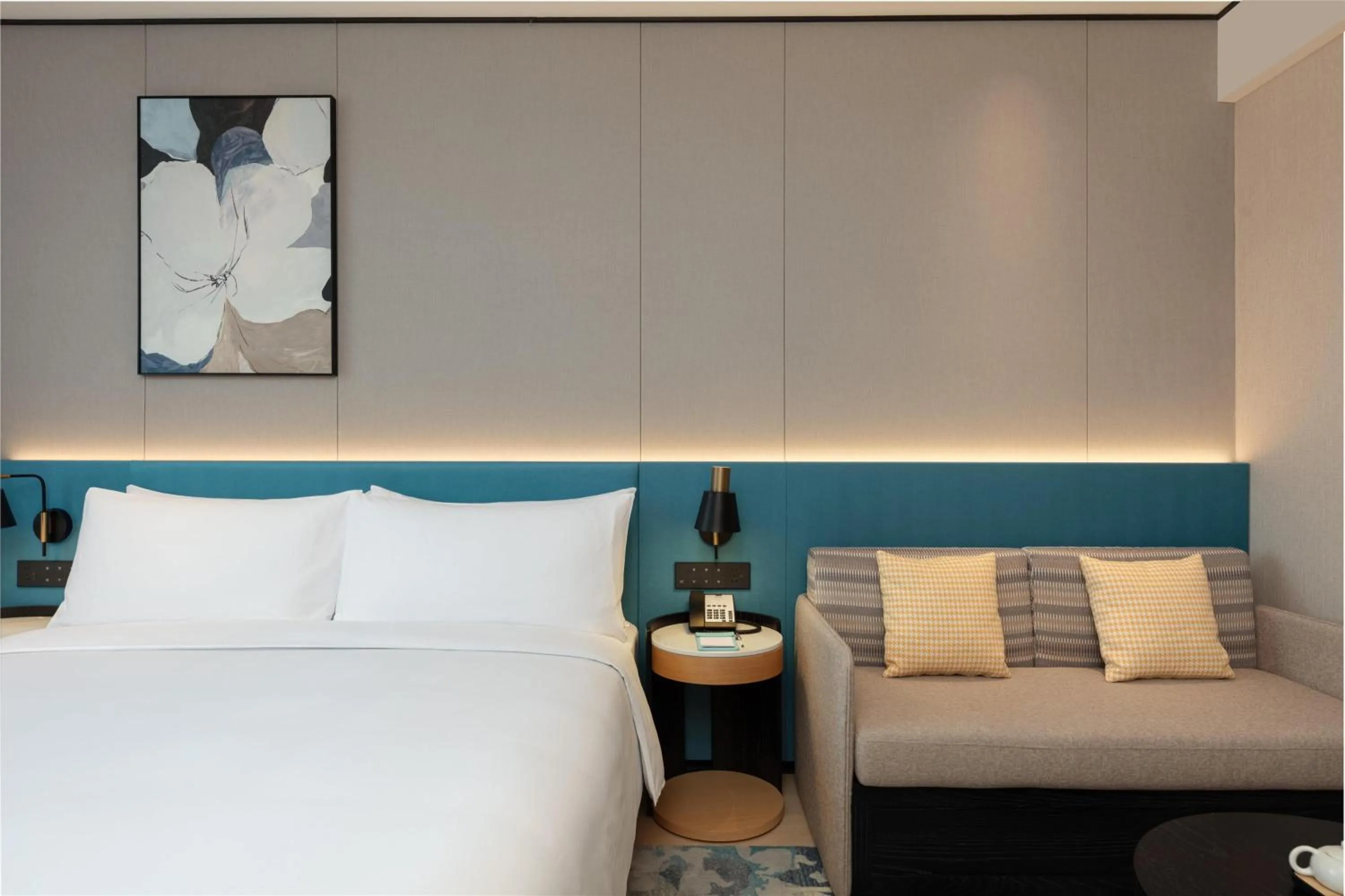 Living room, Bed in Hilton Garden Inn Shanghai Jiading