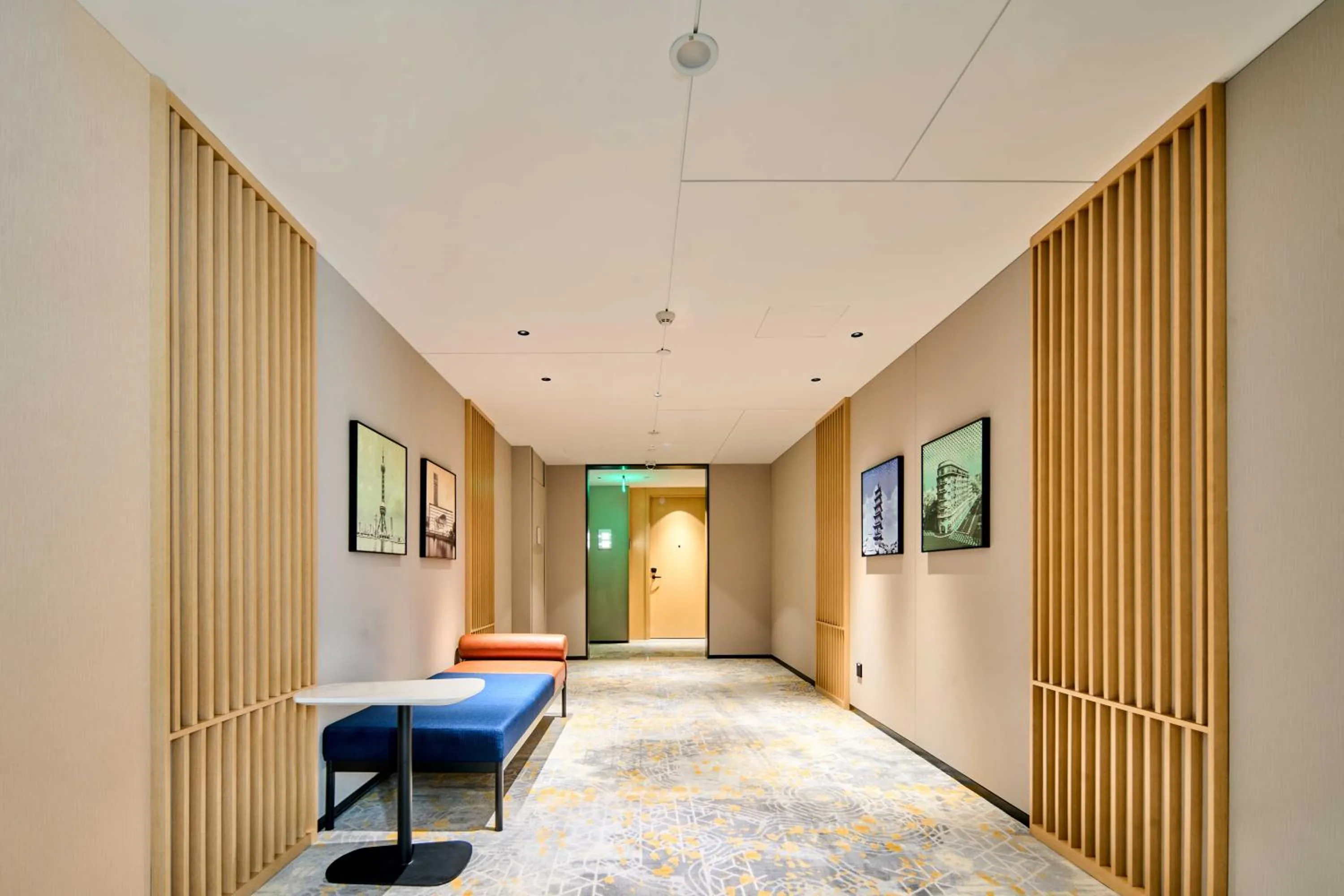 Seating area, Bed in Hilton Garden Inn Shanghai Jiading