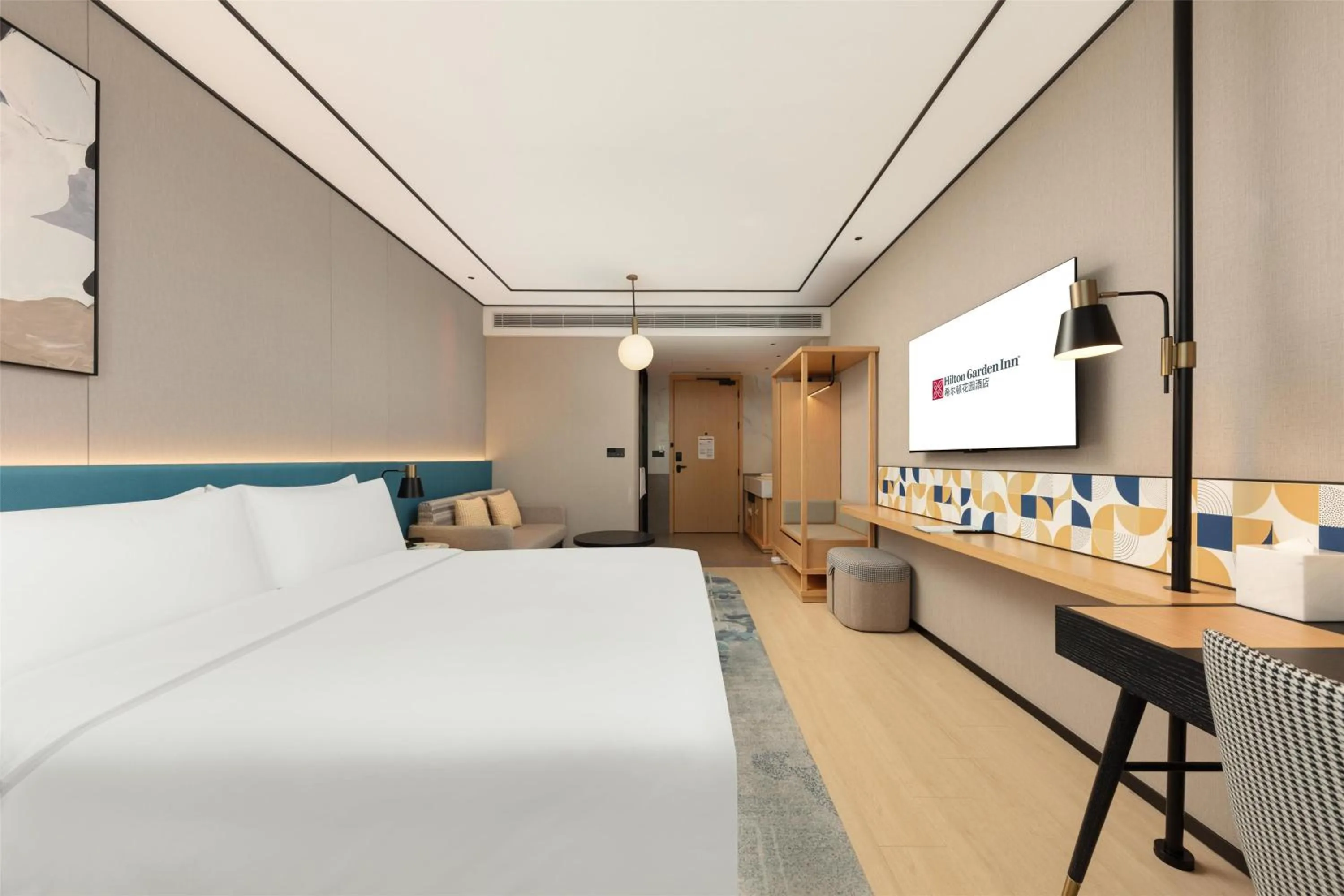 Living room, Bed in Hilton Garden Inn Shanghai Jiading