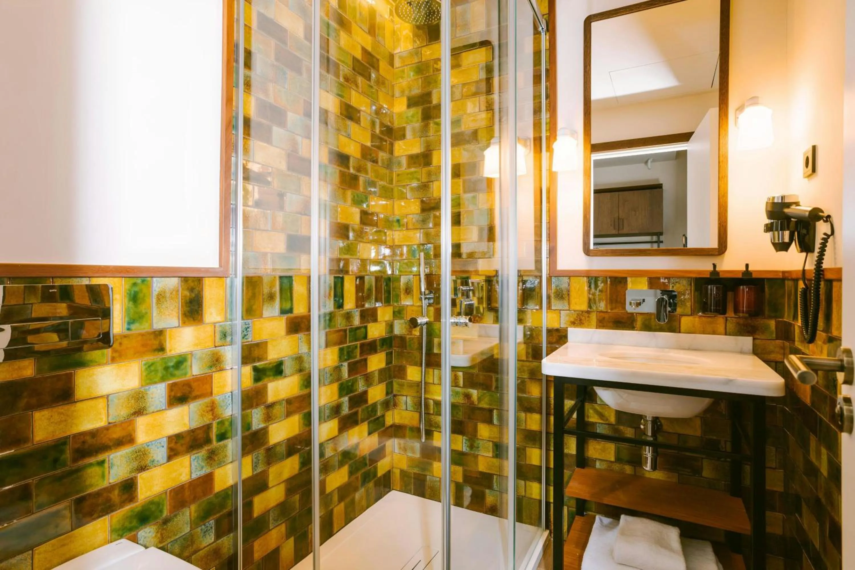 Bathroom in Casa Luz Hotel Plaça Universitat, Sonder by Marriott Bonvoy