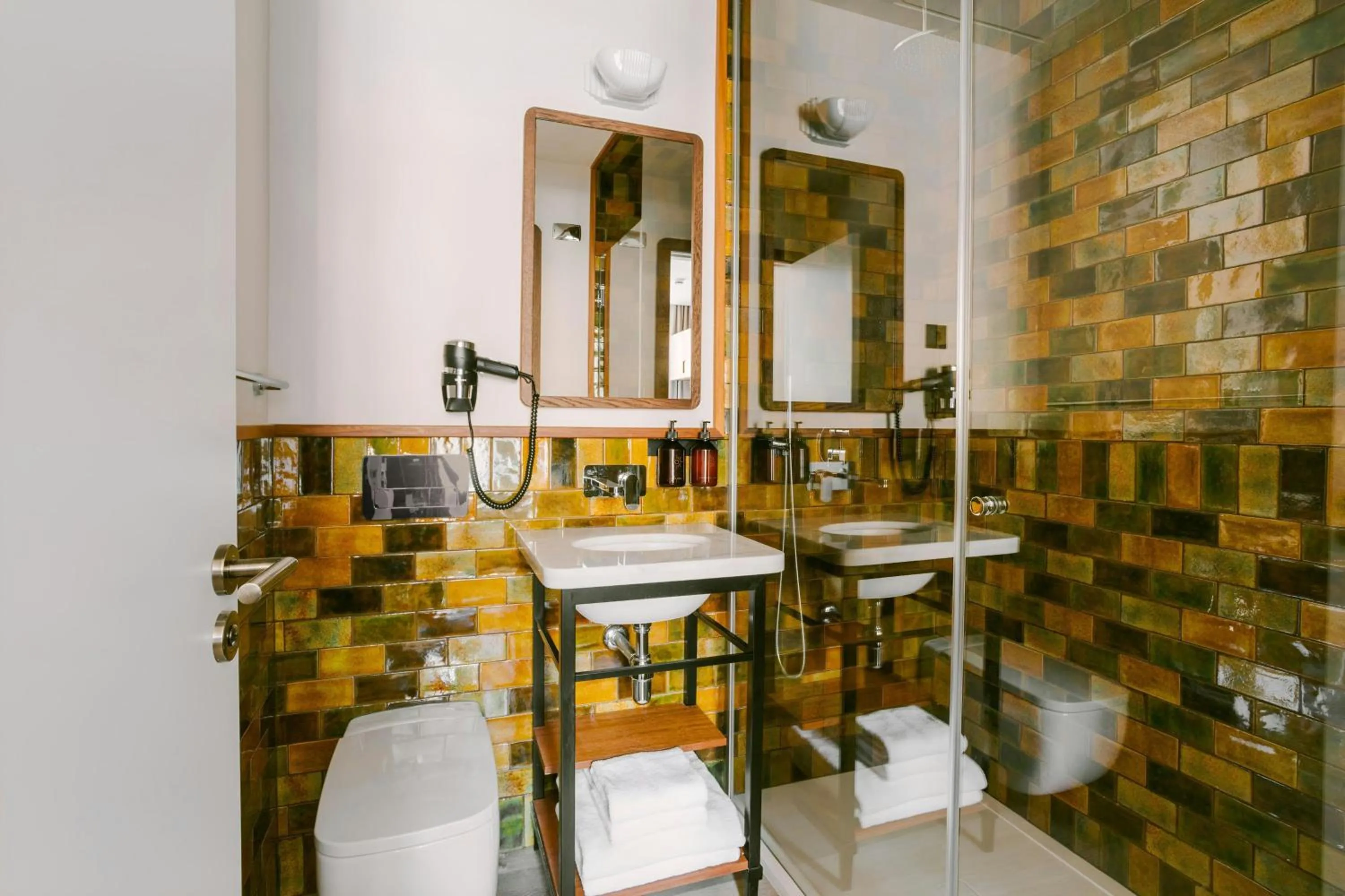 Bathroom in Casa Luz Hotel Plaça Universitat, Sonder by Marriott Bonvoy