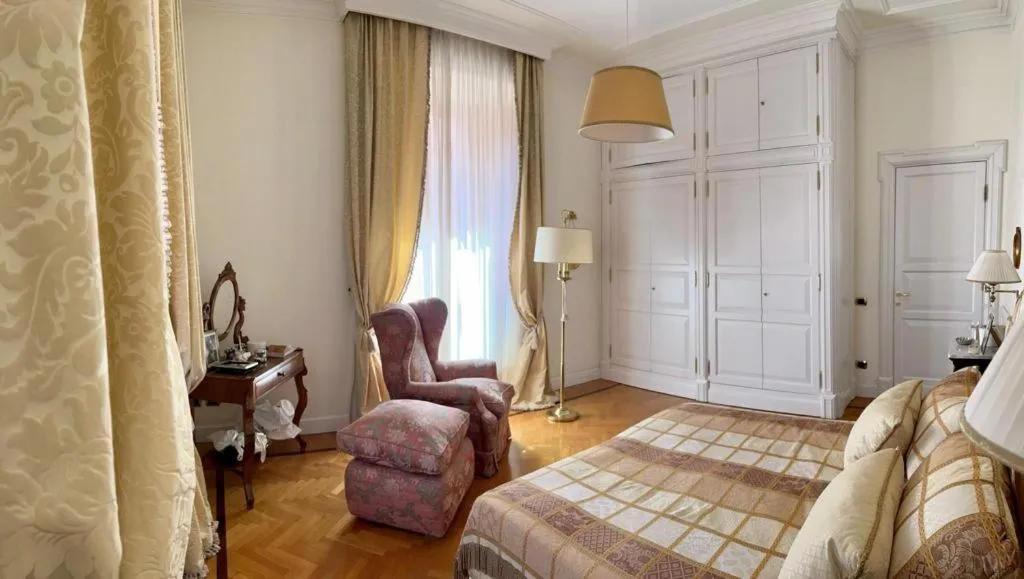 Photo of the whole room, Bed in Roman Holidays Boutique