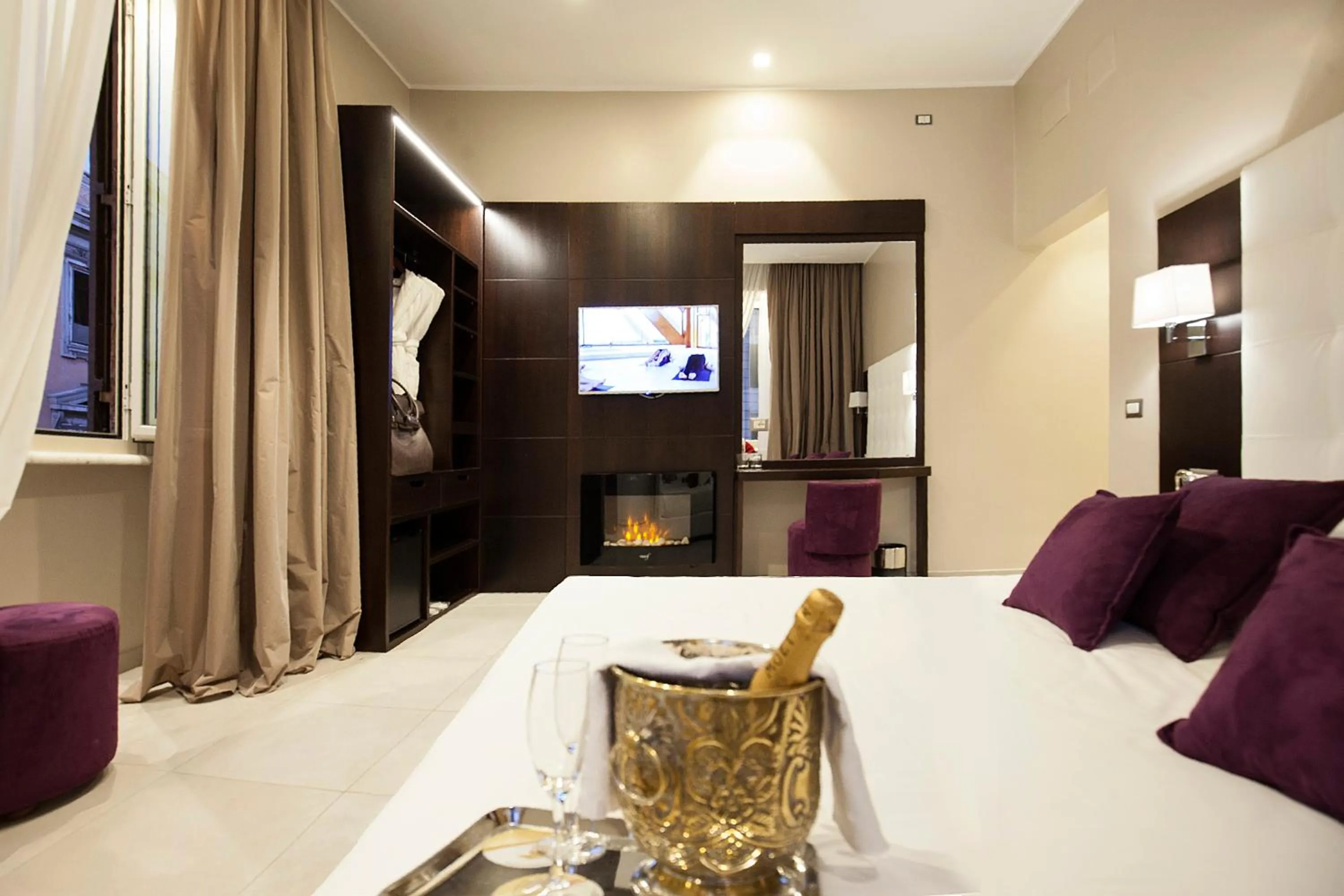 Photo of the whole room, Bed in Roman Holidays Boutique