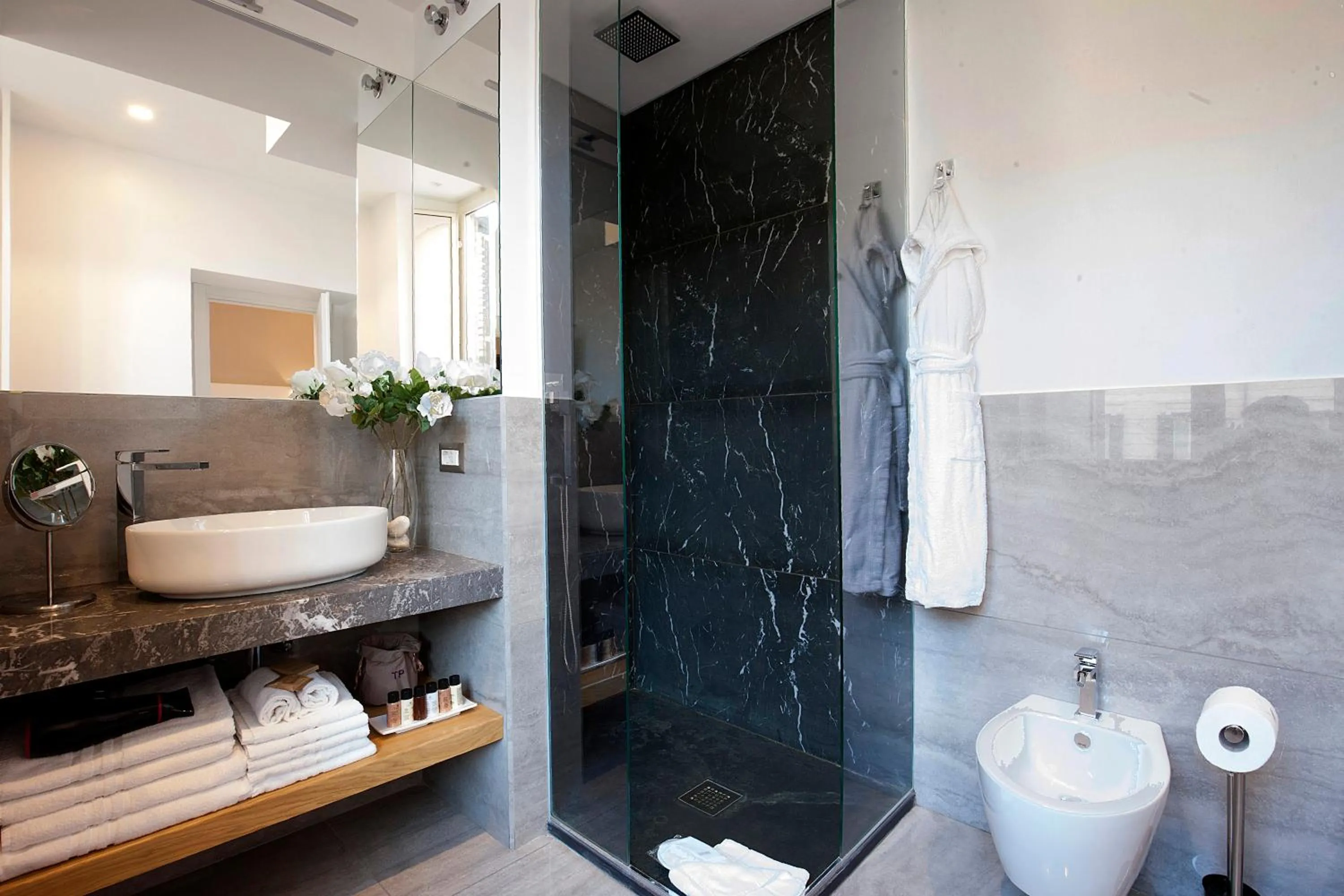 Shower in Roman Holidays Boutique