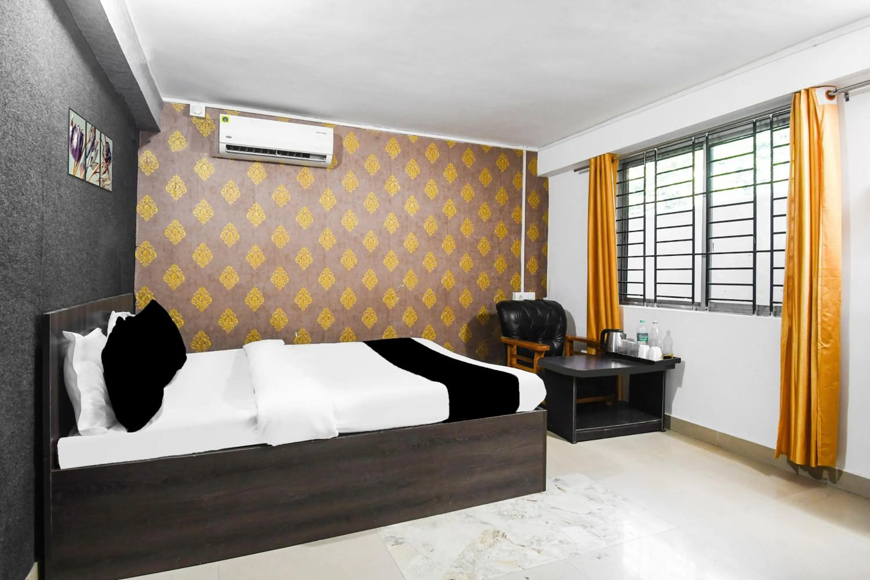 Bedroom, Bed in Super Hotel O Champasari Siliguri formerly Four Fox Suits