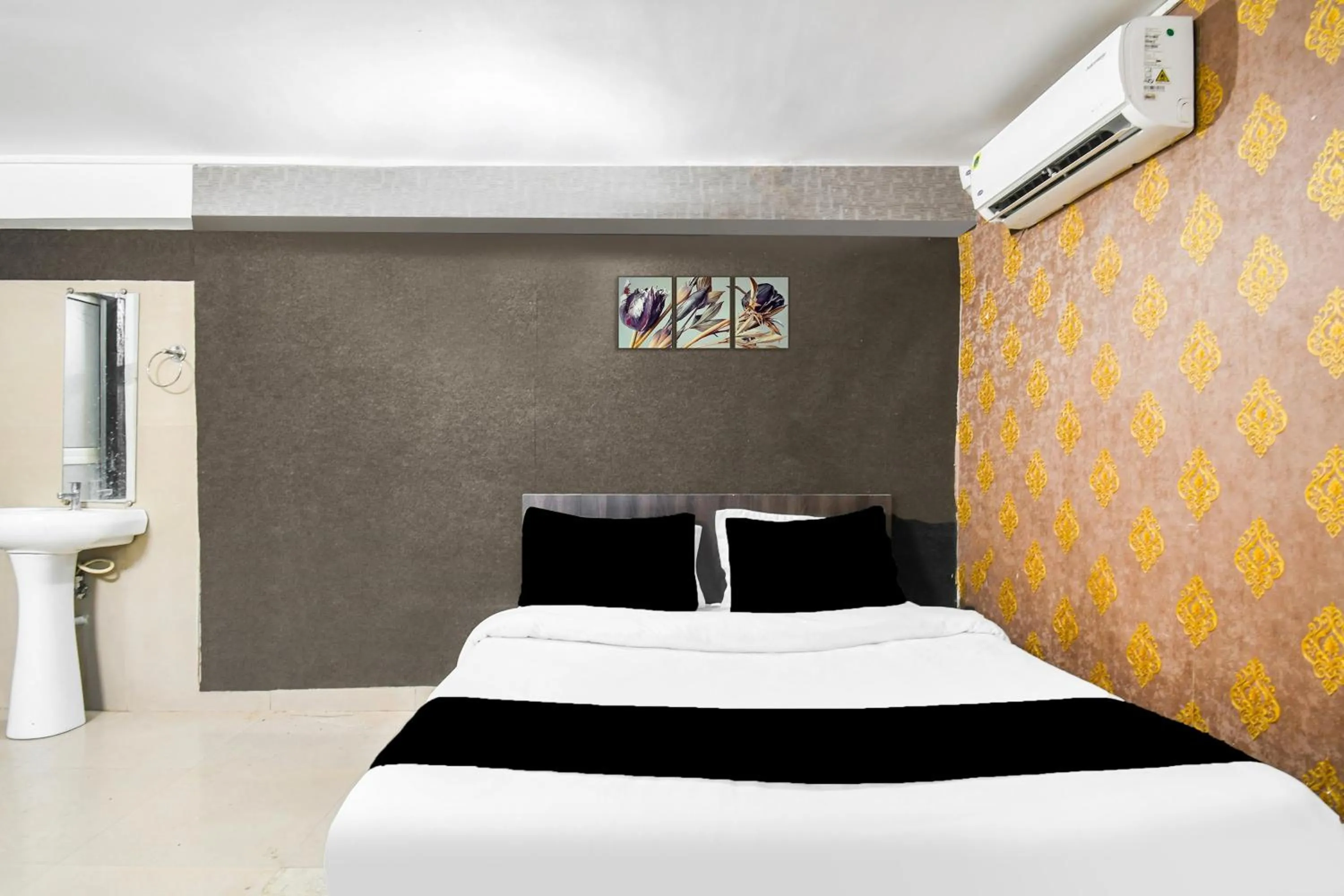 Bedroom, Bed in Super Hotel O Champasari Siliguri formerly Four Fox Suits