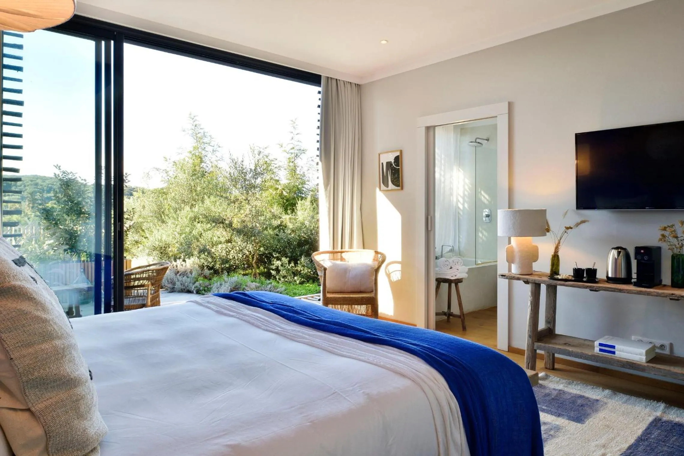 Photo of the whole room, Bed in Domaine de Peretti della Rocca