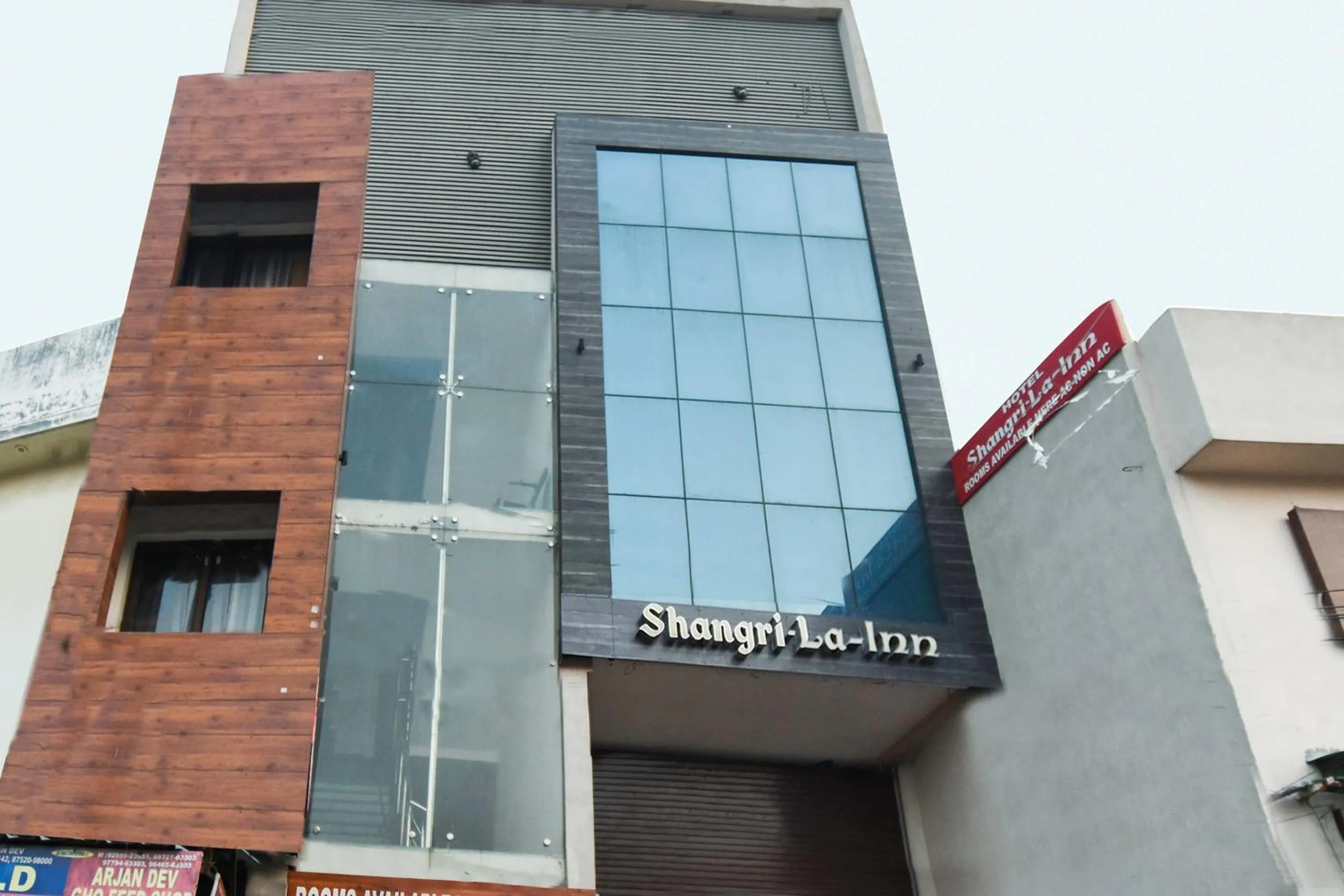 Facade/entrance in Hotel O Shangri-la-inn