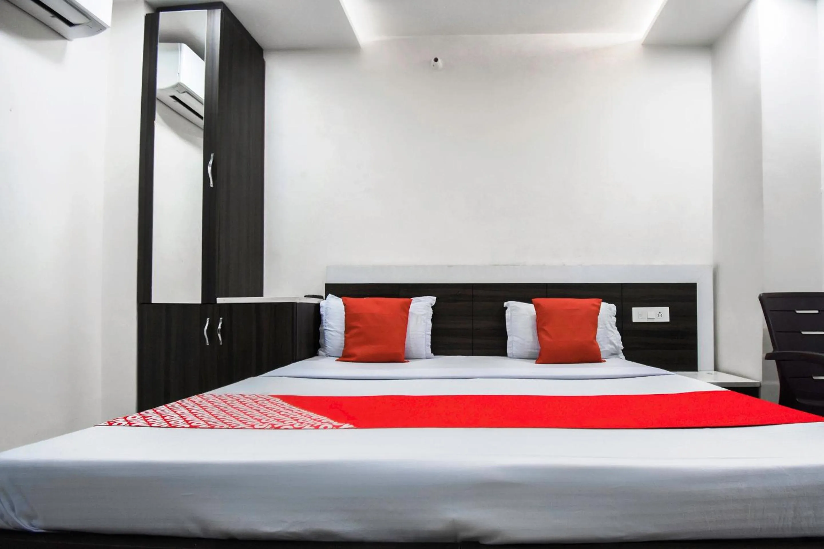 Bedroom in Hotel O Shangri-la-inn