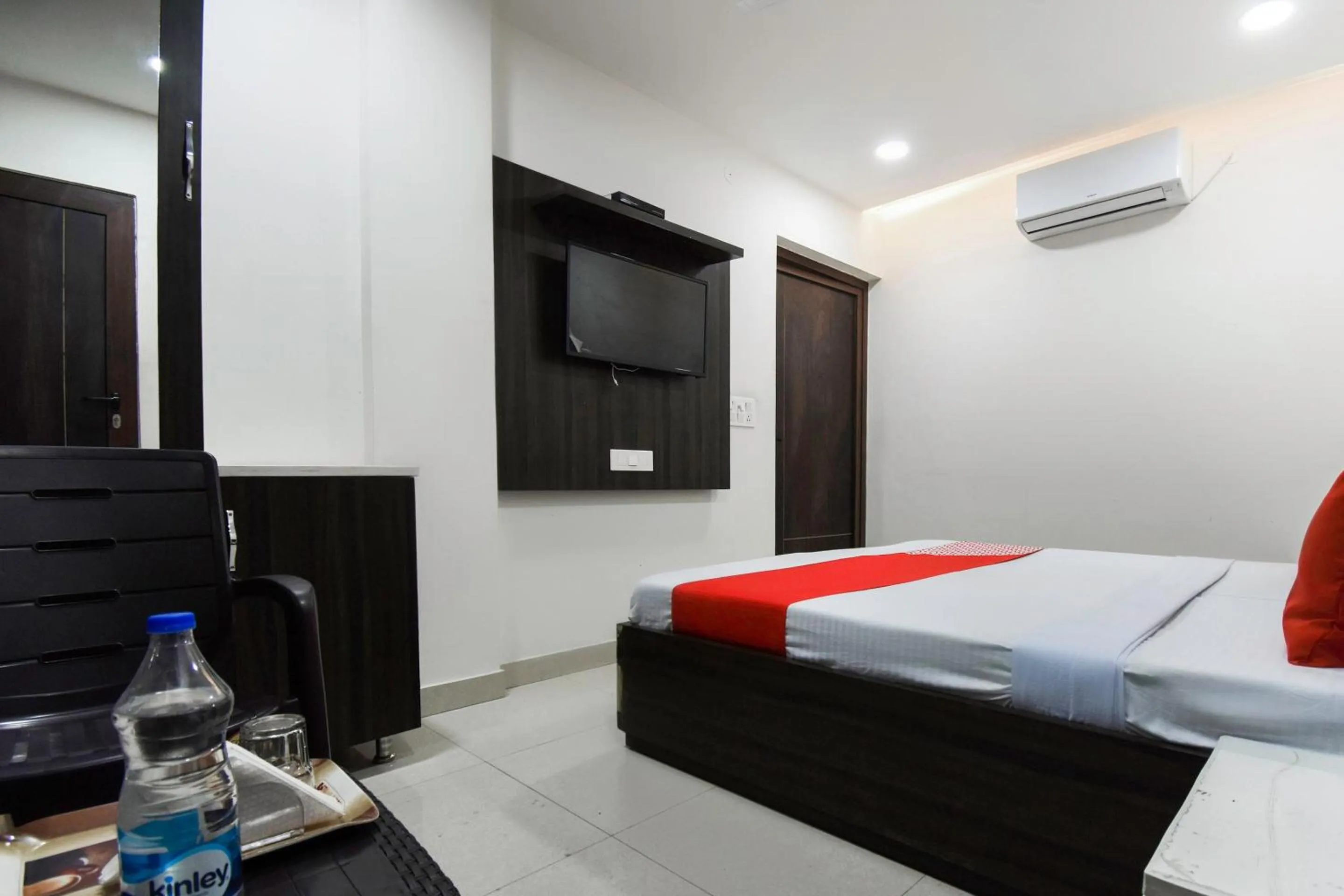 Bedroom in Hotel O Shangri-la-inn