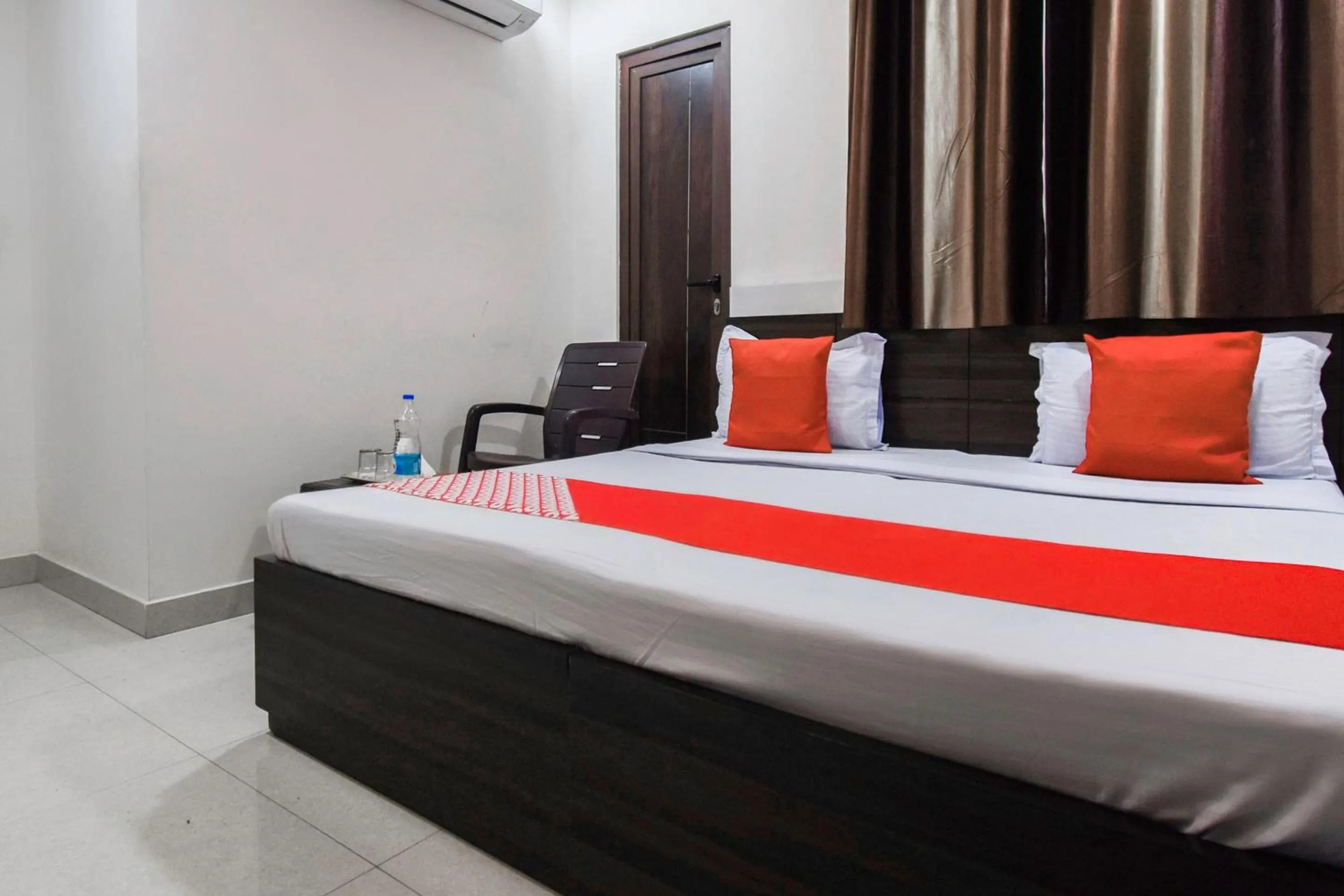 Bedroom in Hotel O Shangri-la-inn