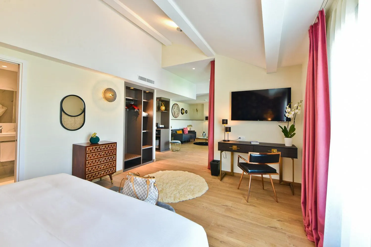 Photo of the whole room, Bed in Hôtel La Villa Port d'Antibes & Spa