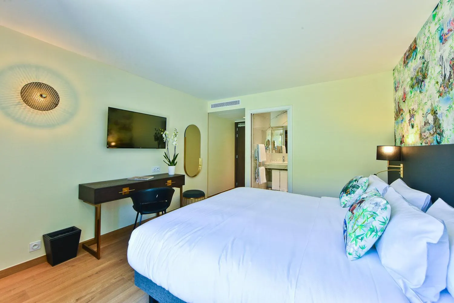 Photo of the whole room, Bed in Hôtel La Villa Port d'Antibes & Spa