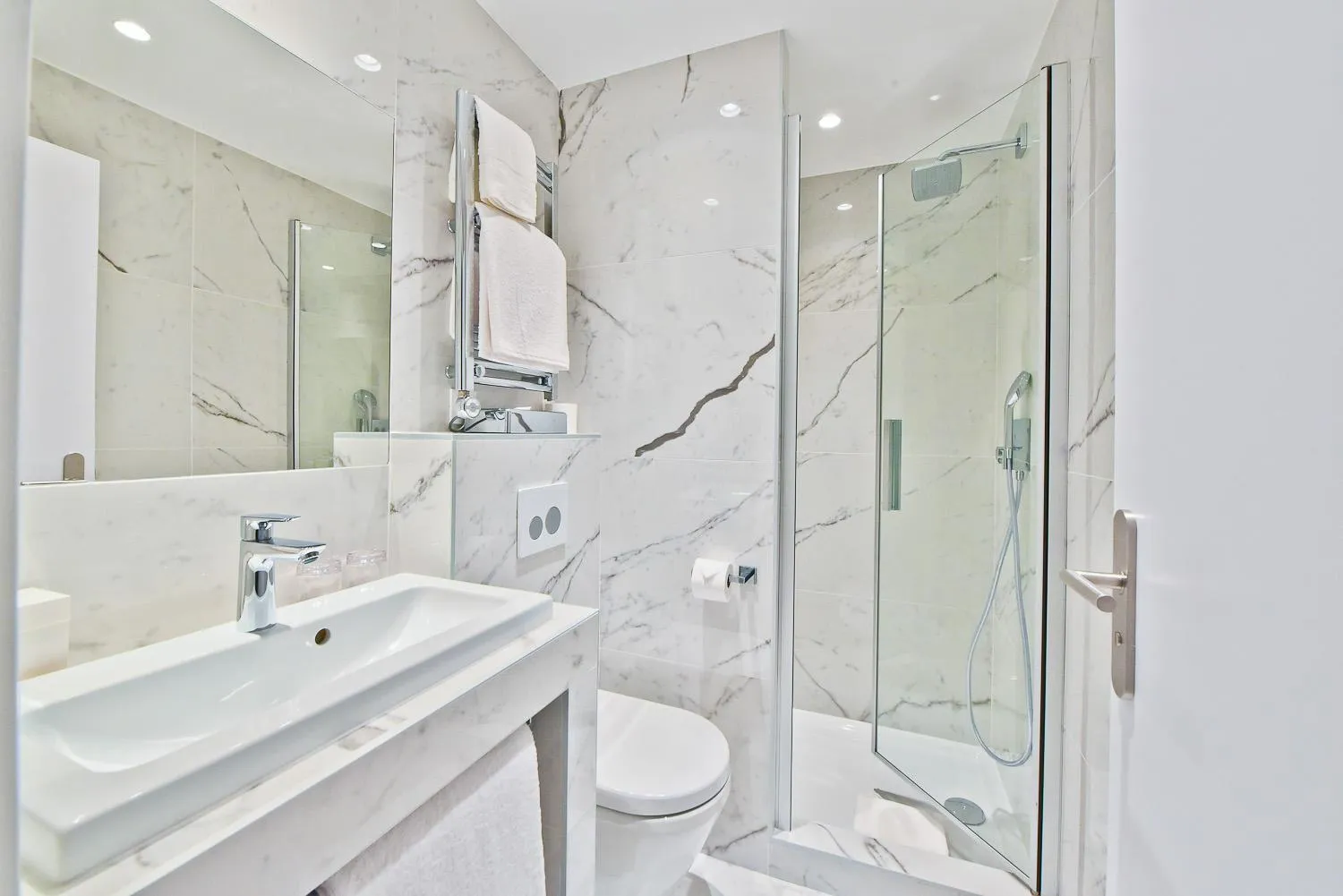 Shower in Hôtel La Villa Port d'Antibes & Spa