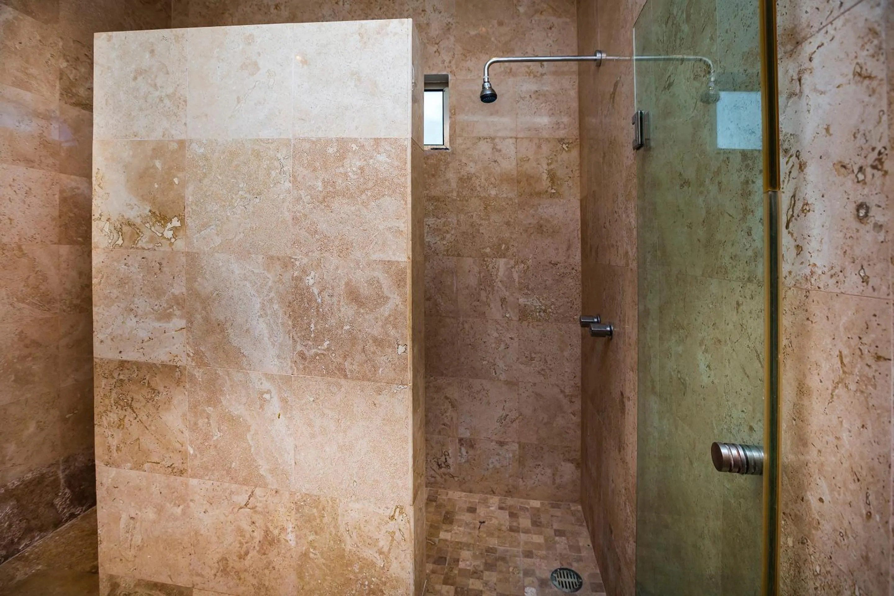 Bathroom in Capital O Cancun International Airport 24 7