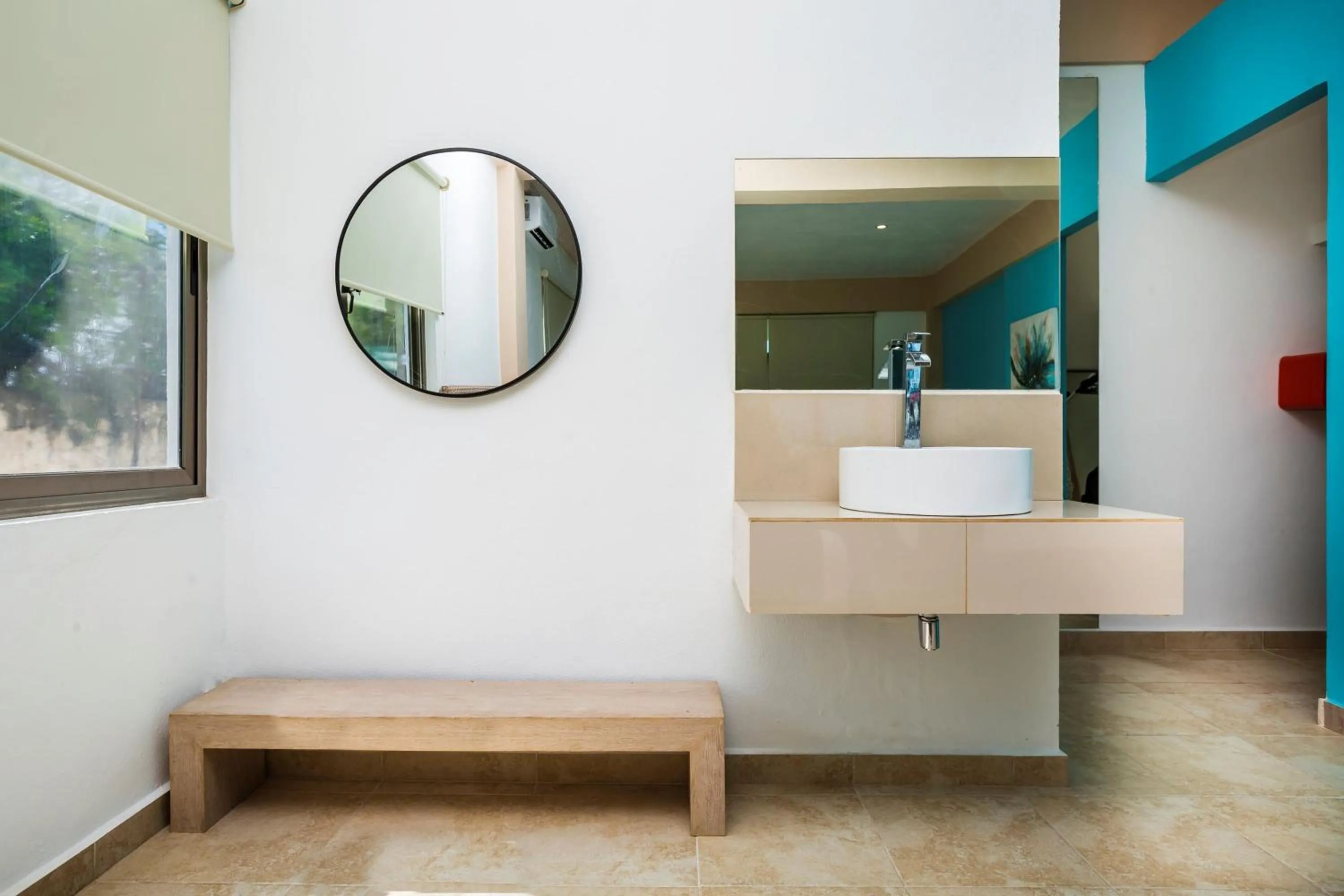 Bathroom in Capital O Cancun International Airport 24 7