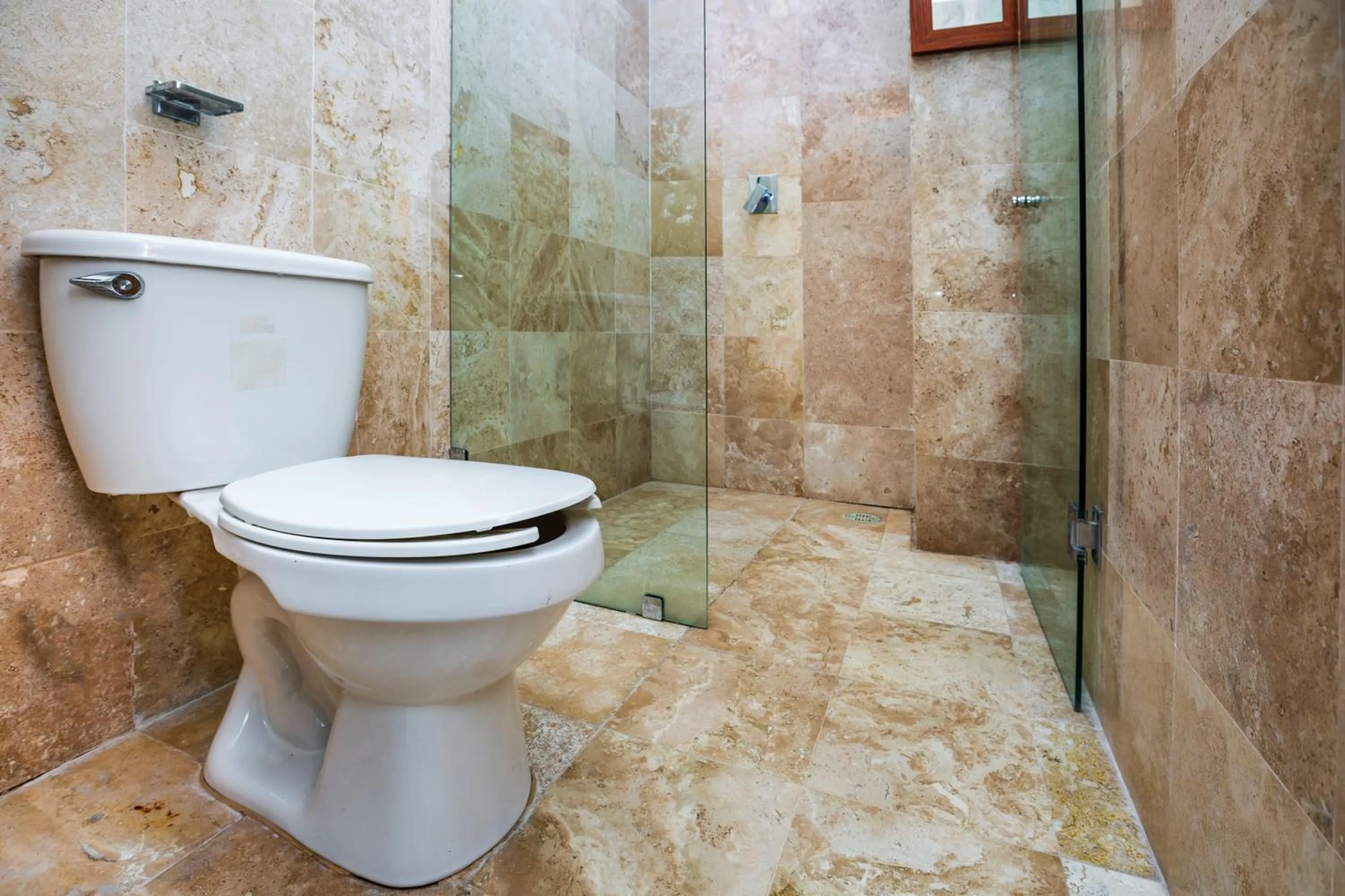 Bathroom in Capital O Cancun International Airport 24 7