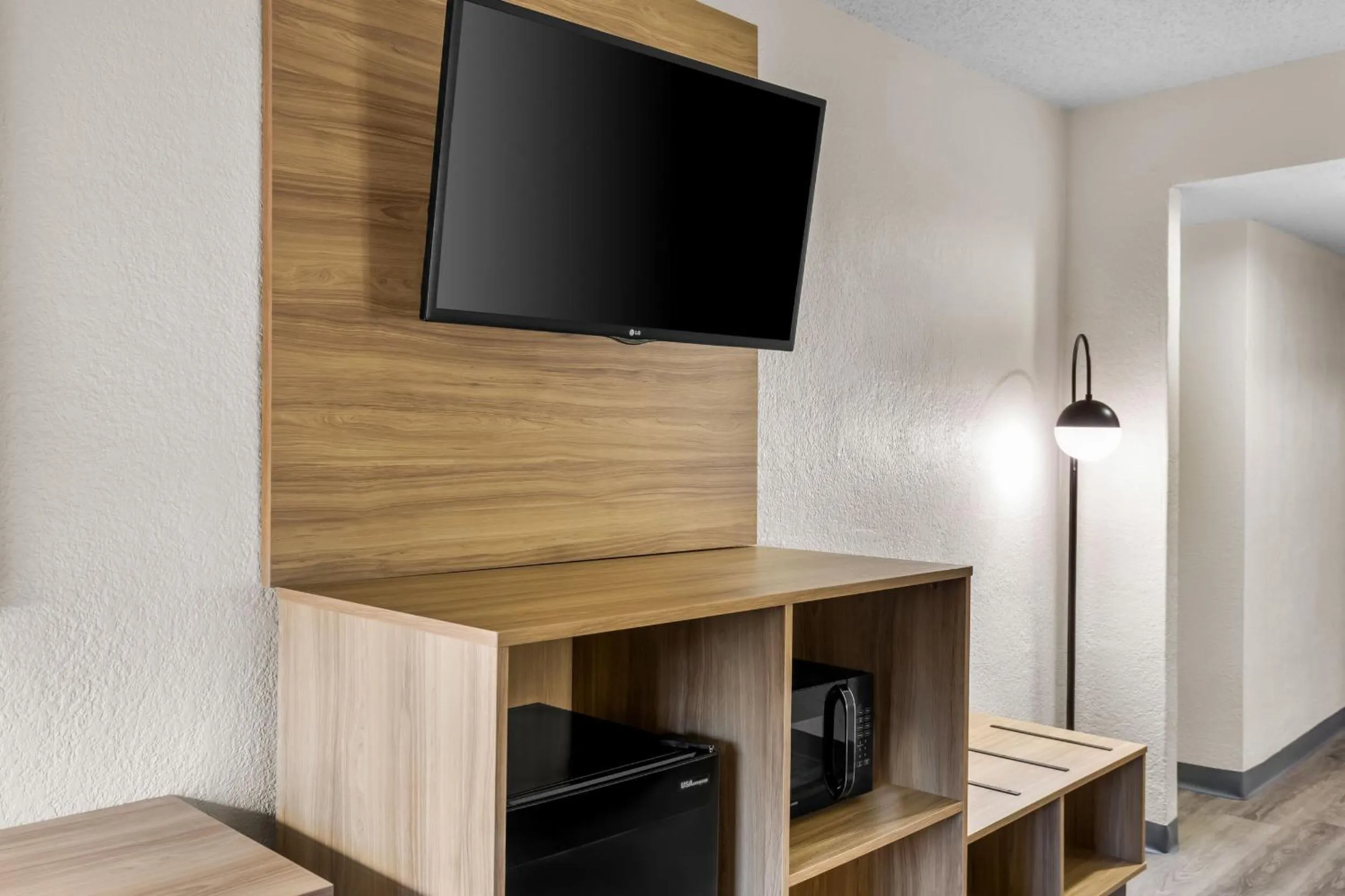 Bedroom in Super 8 by Wyndham Chicago IL