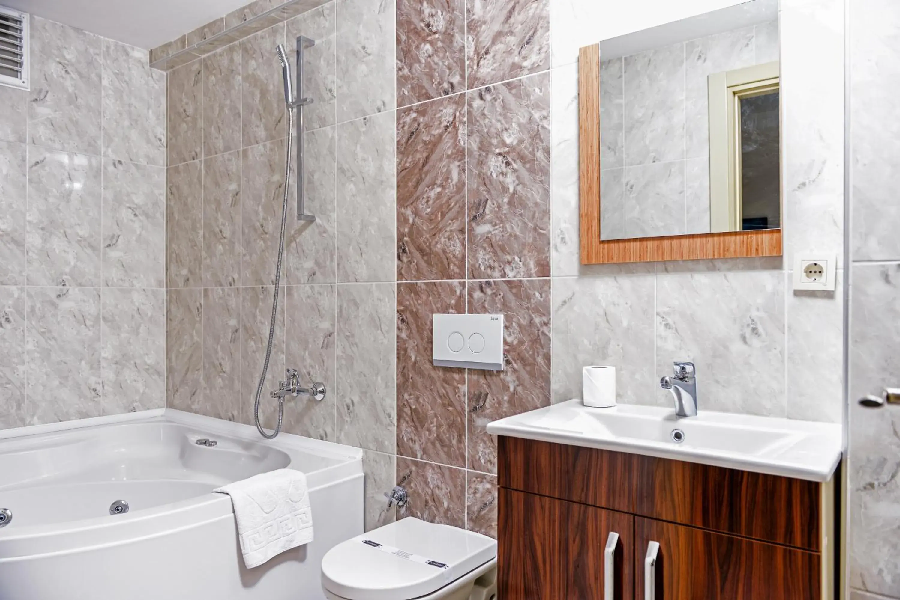 Deluxe Double Room with Bath in My Sun Hotel Deluxe Double Room with Bath in My Sun Hotel