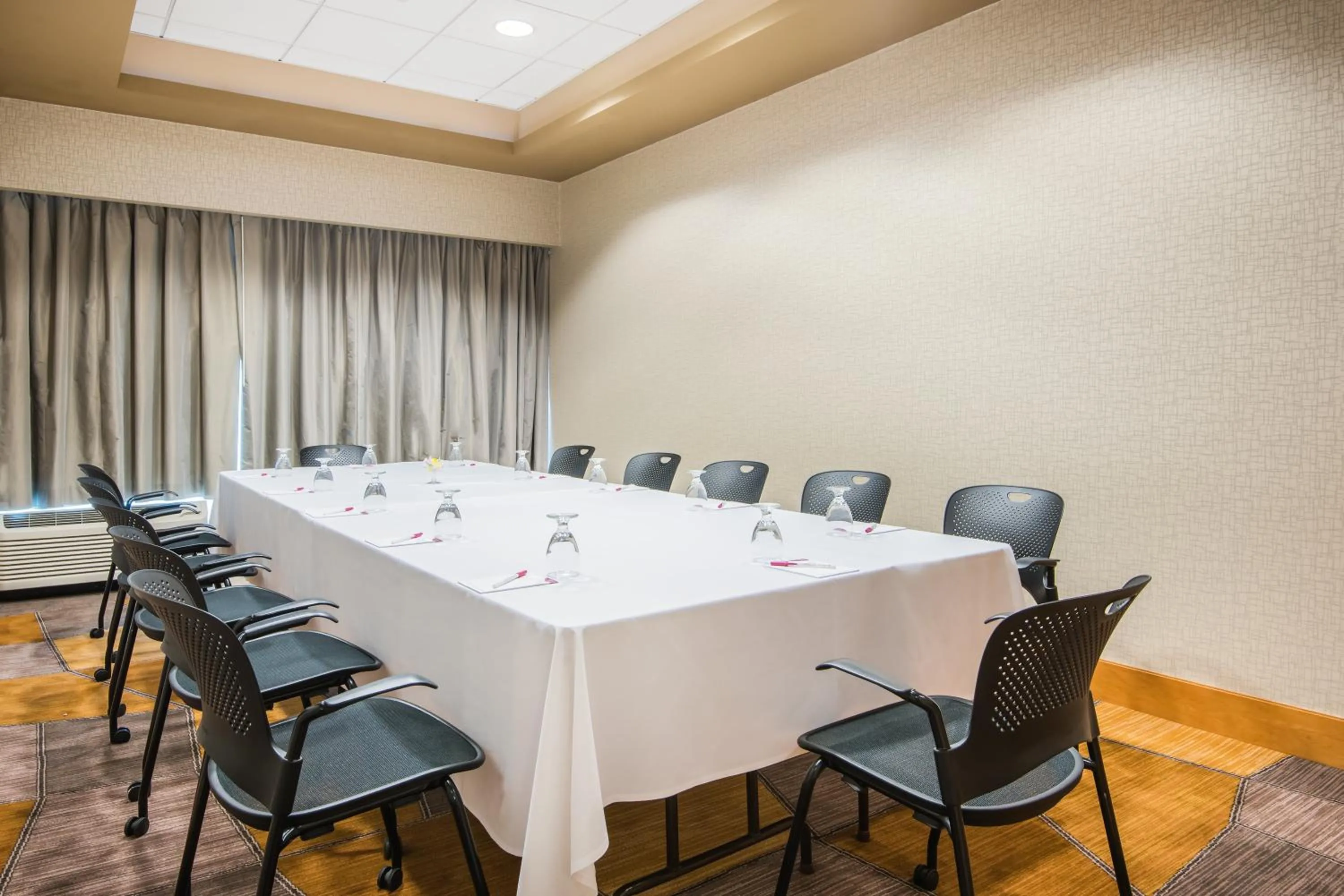 Meeting/conference room in Crowne Plaza San Francisco Airport by IHG