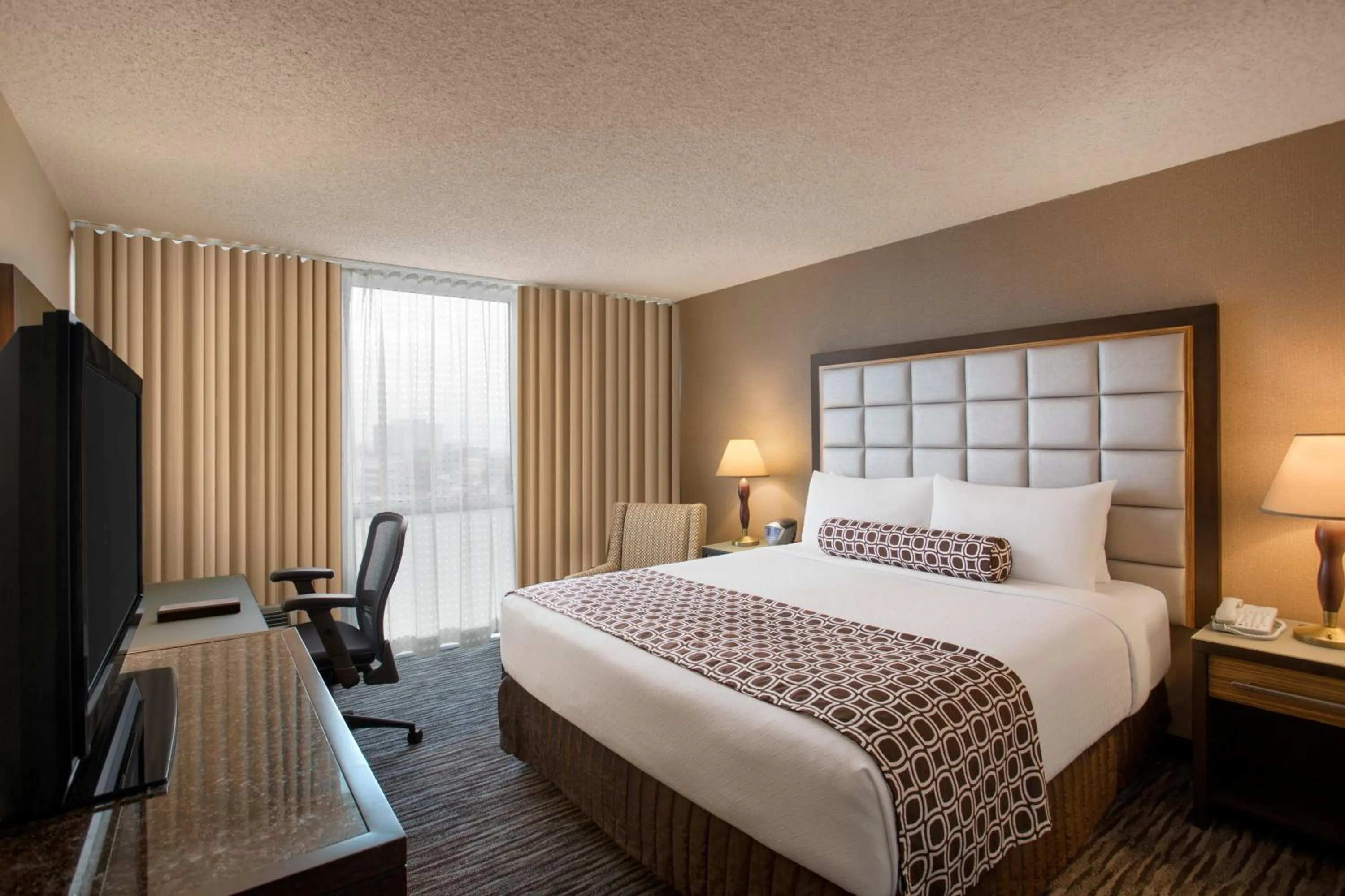 Photo of the whole room, Bed in Crowne Plaza San Francisco Airport by IHG