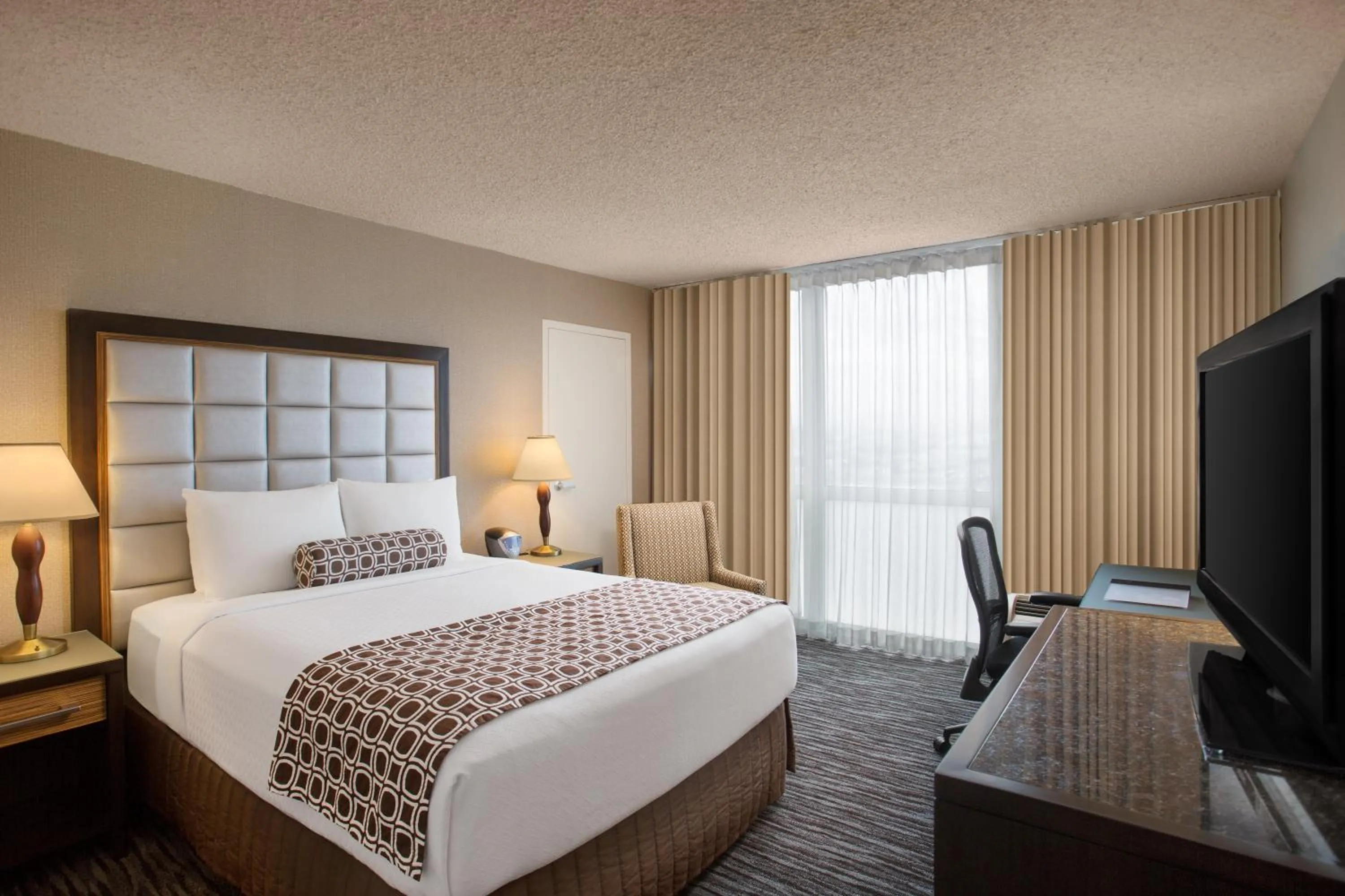 Photo of the whole room, Bed in Crowne Plaza San Francisco Airport by IHG