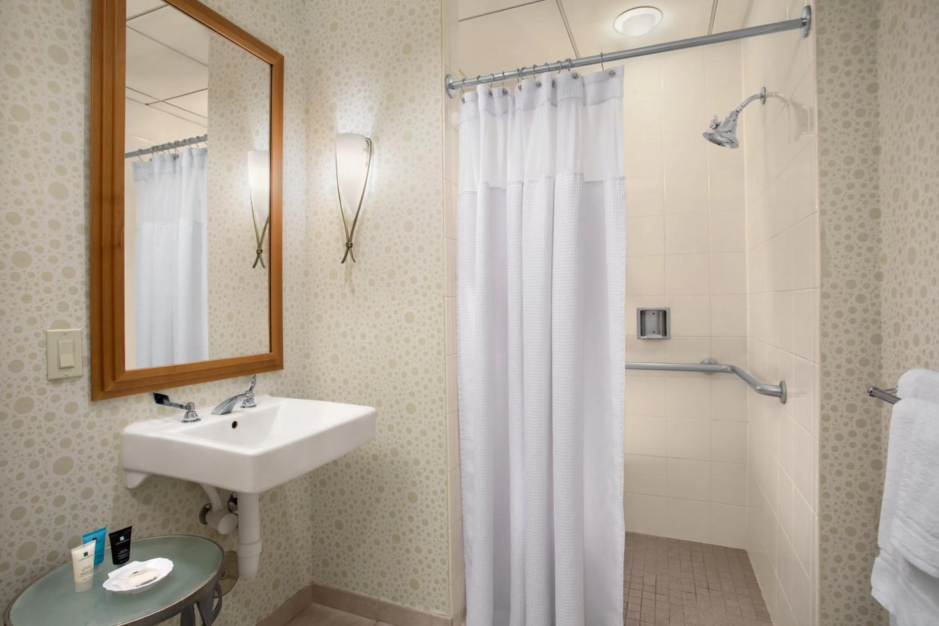 Bathroom in Crowne Plaza San Francisco Airport by IHG