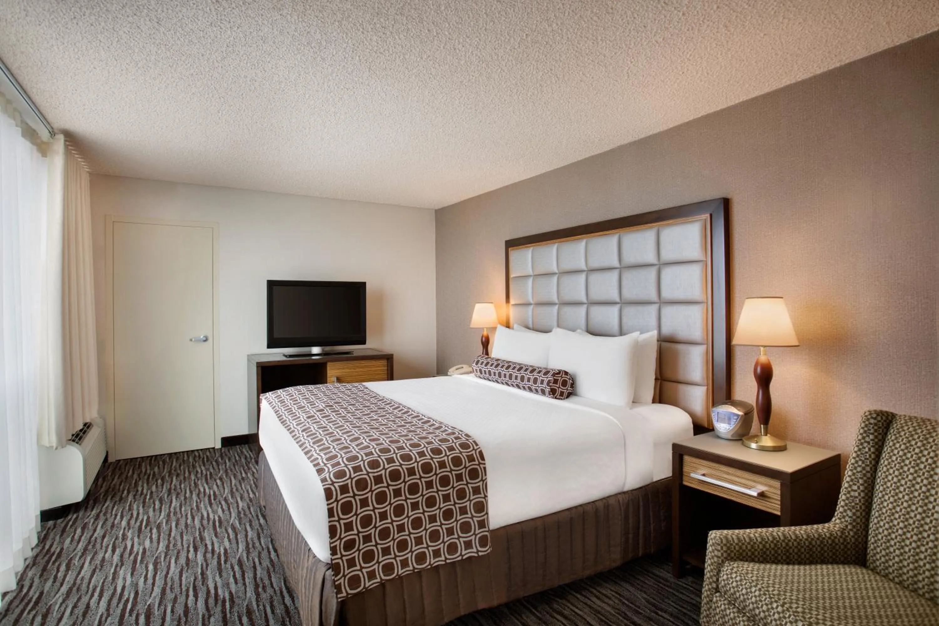 Photo of the whole room, Bed in Crowne Plaza San Francisco Airport by IHG