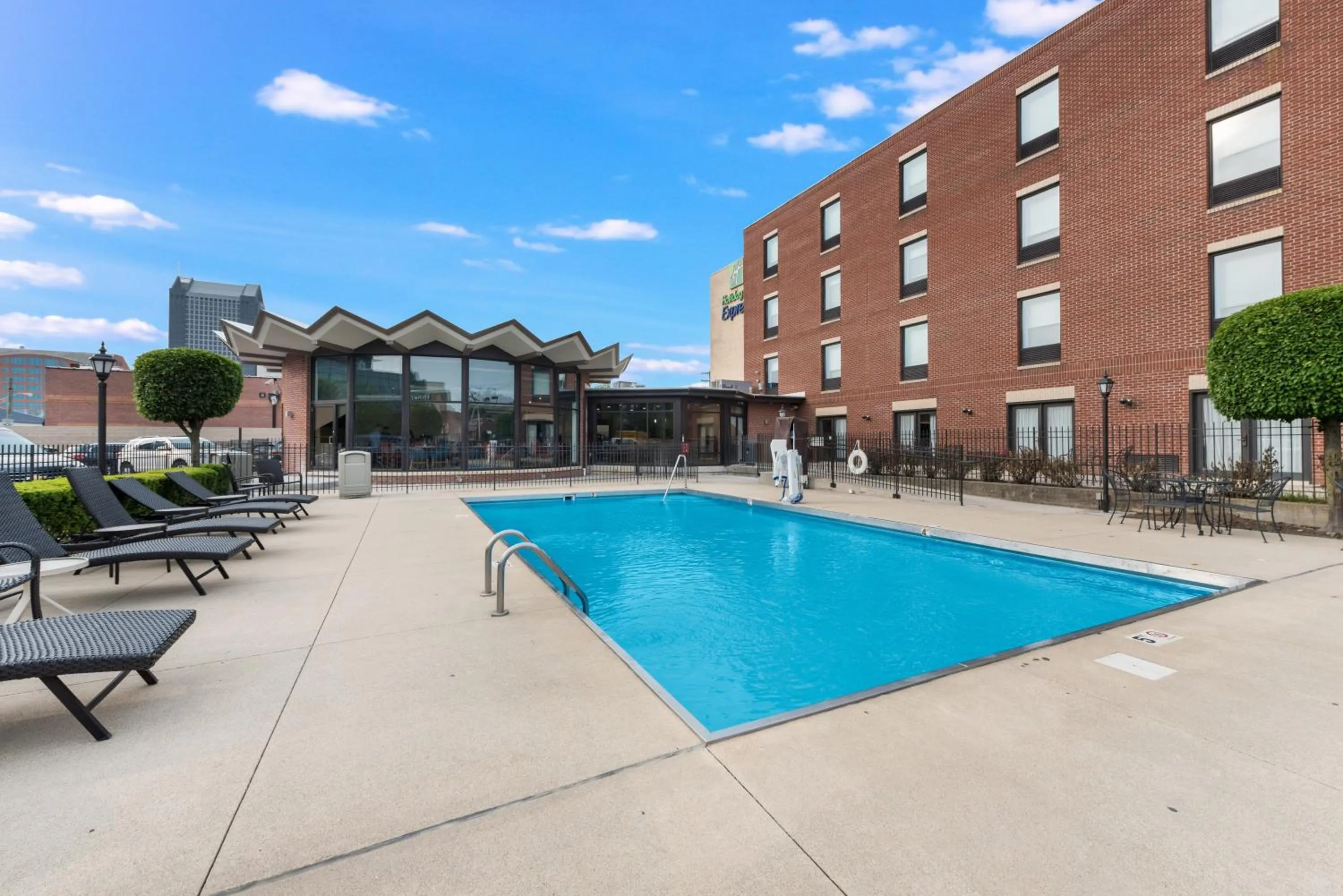 Swimming pool in Holiday Inn Express - Columbus Downtown by IHG