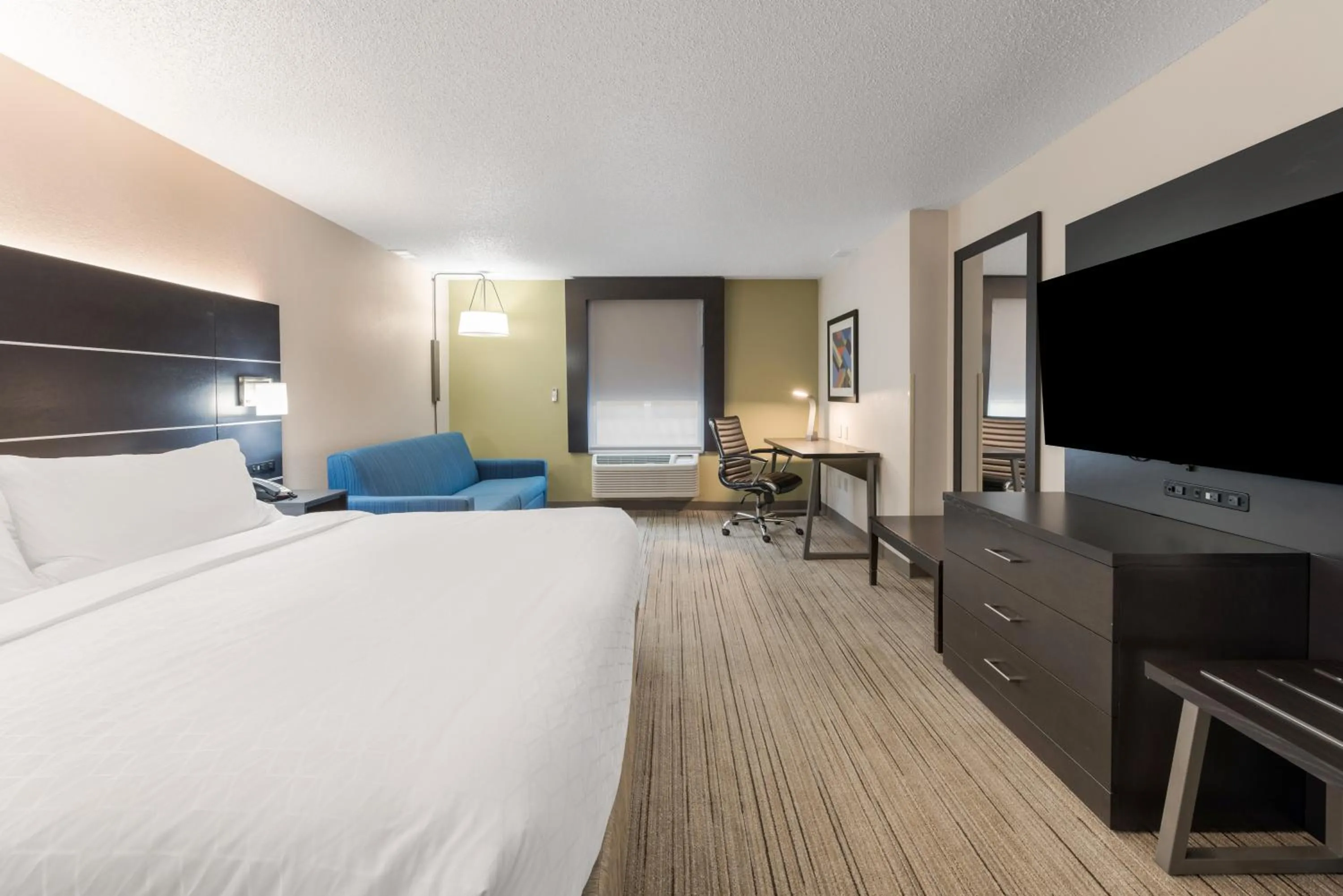 Bed in Holiday Inn Express - Columbus Downtown by IHG