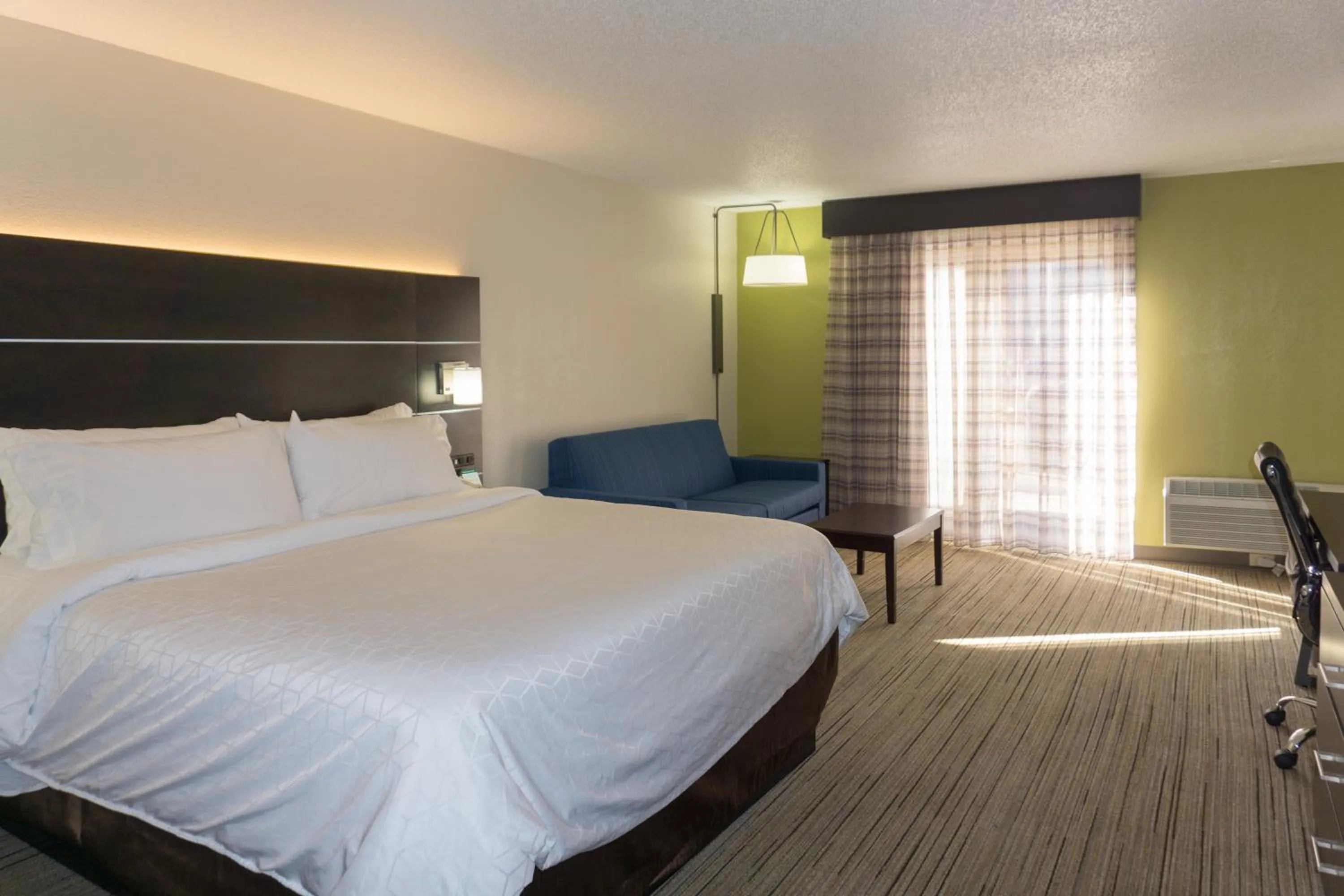 Photo of the whole room, Bed in Holiday Inn Express - Columbus Downtown by IHG