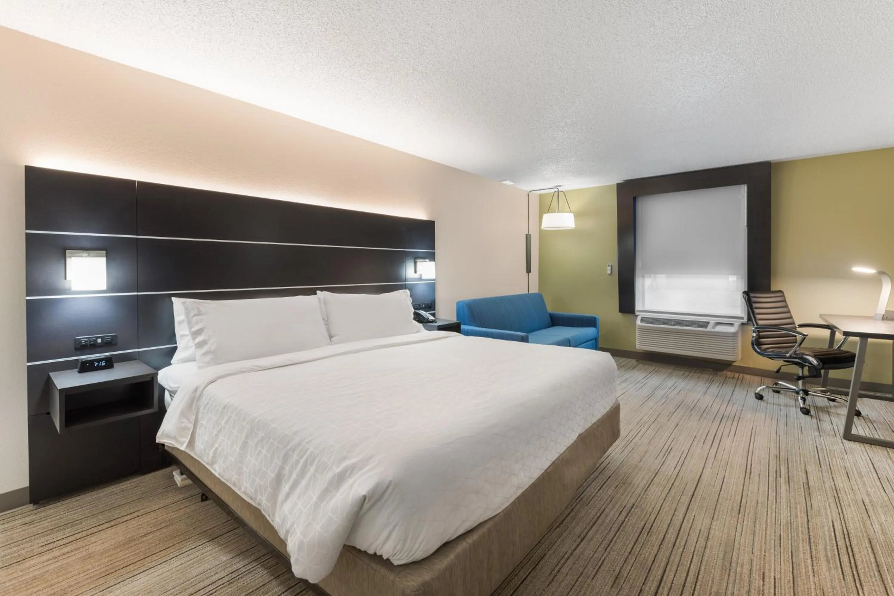Photo of the whole room, Bed in Holiday Inn Express - Columbus Downtown by IHG