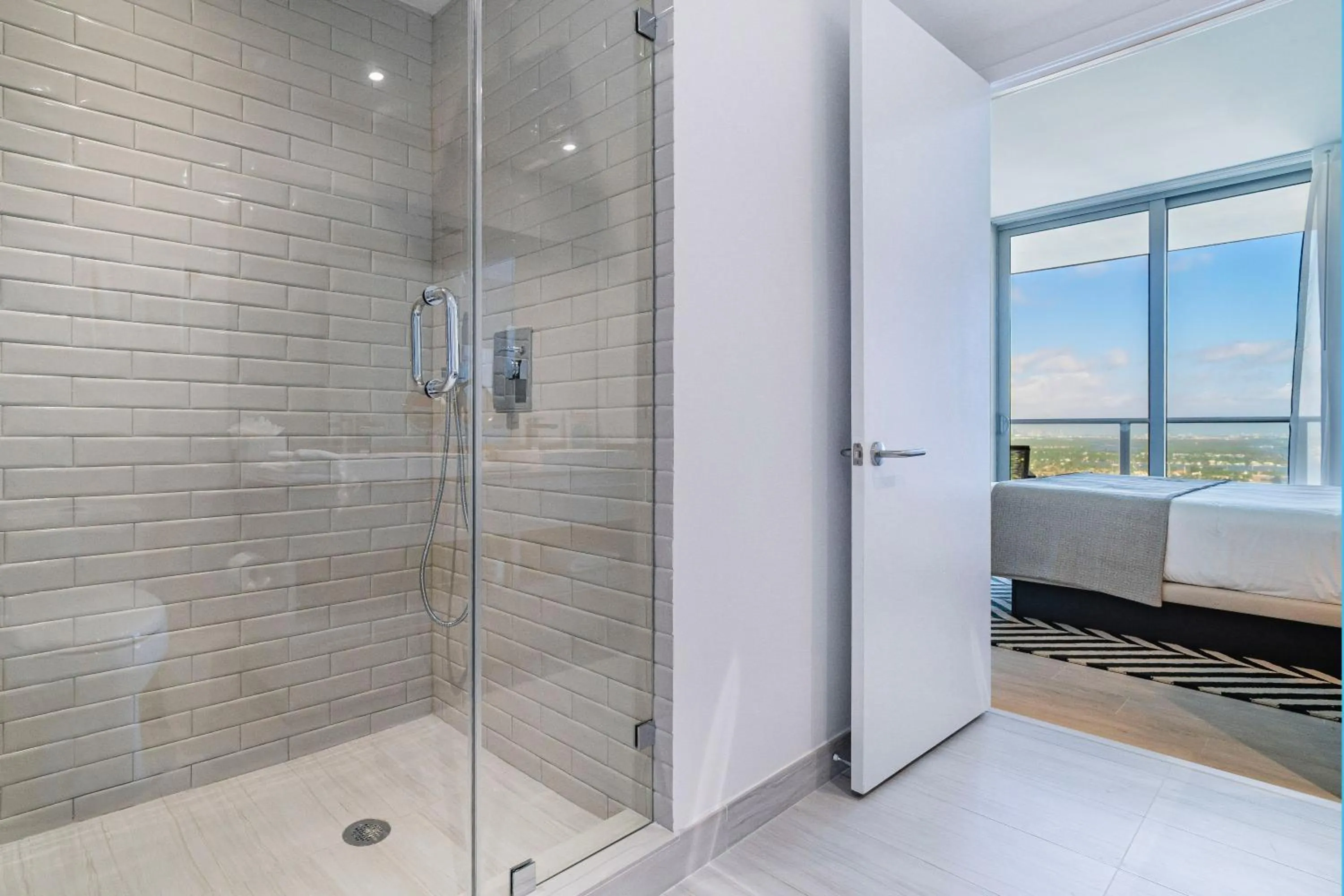 Bathroom, Bed in Hyde Beach House Hollywood Private Suites