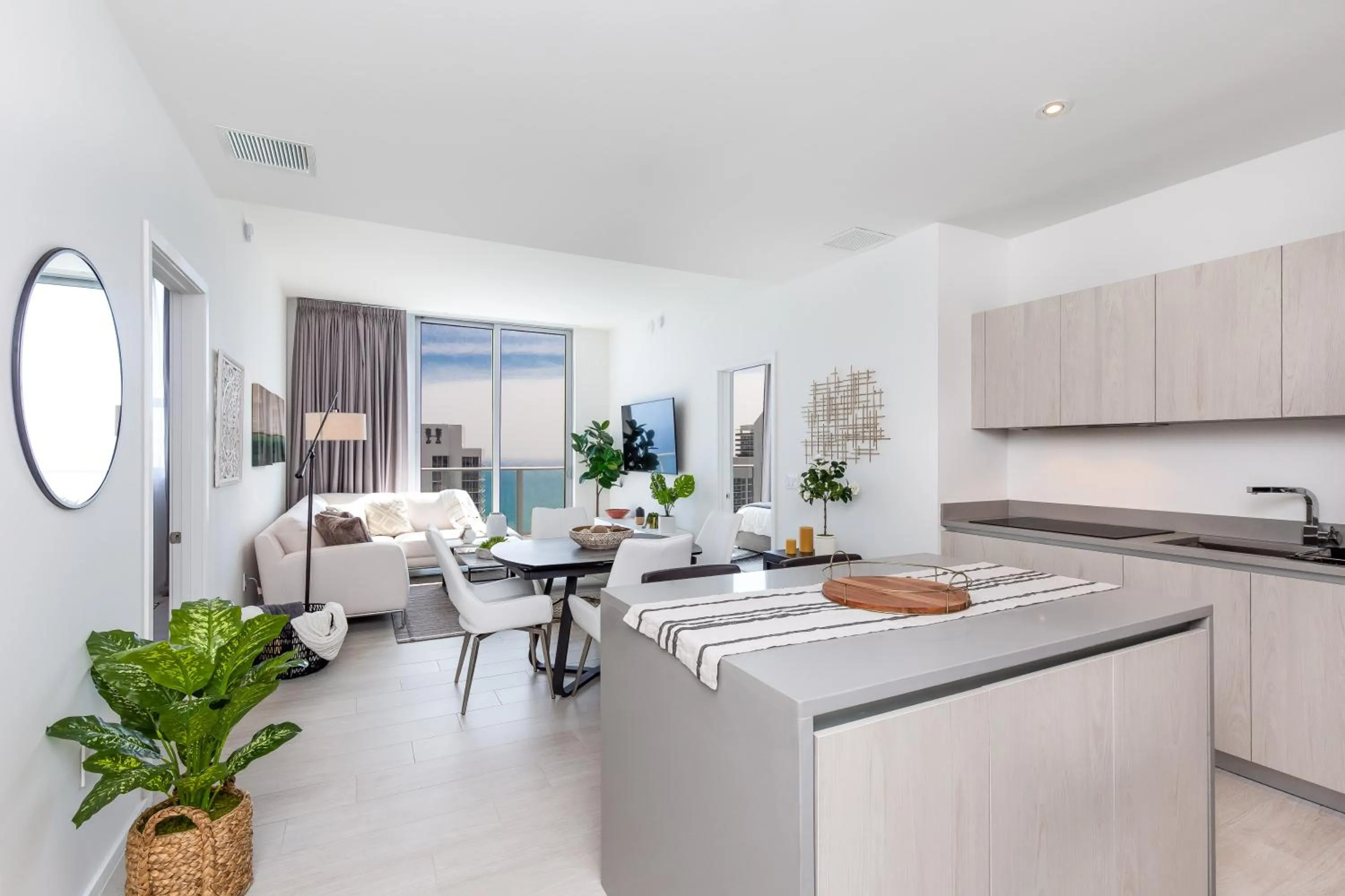 TV and multimedia in Hyde Beach House Hollywood Private Suites