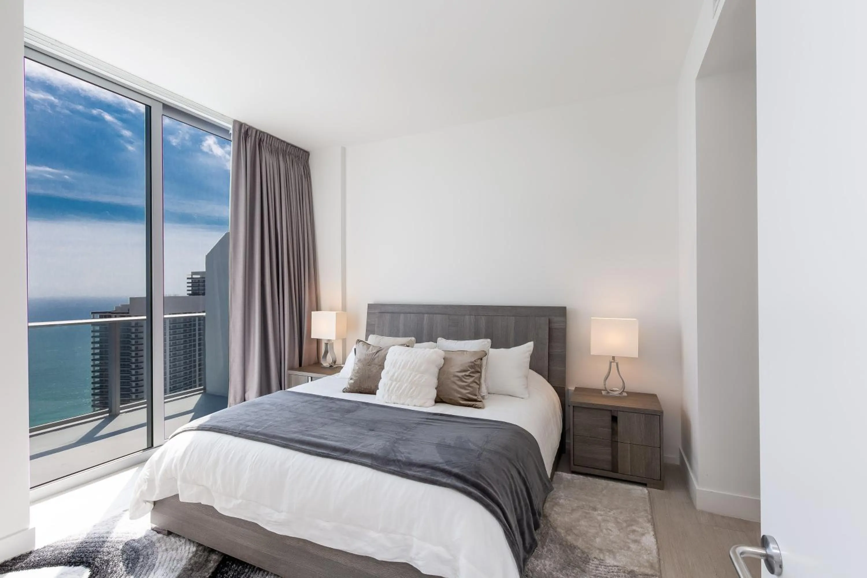 Balcony/Terrace, Bed in Hyde Beach House Hollywood Private Suites