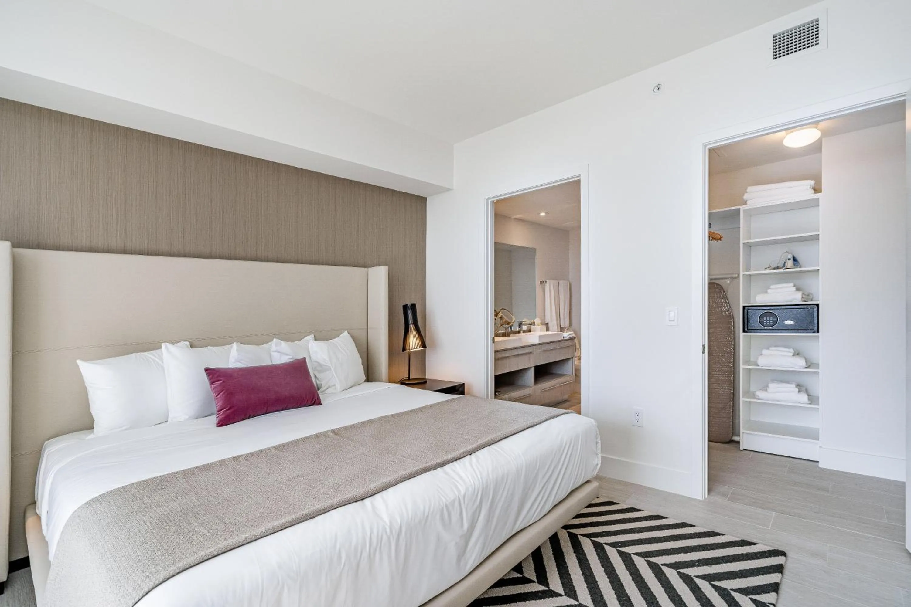 Bed in Hyde Beach House Hollywood Private Suites