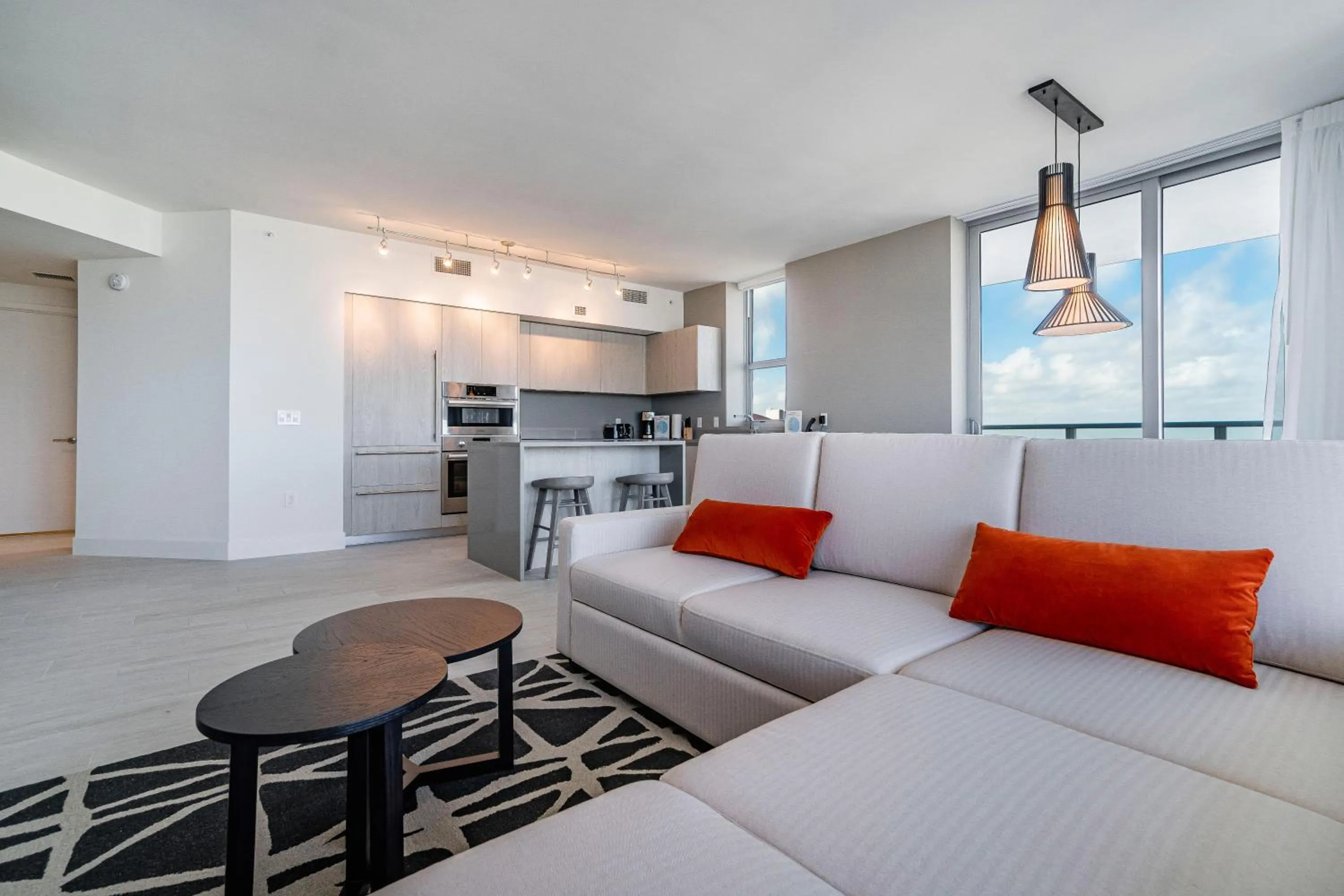 TV and multimedia in Hyde Beach House Hollywood Private Suites