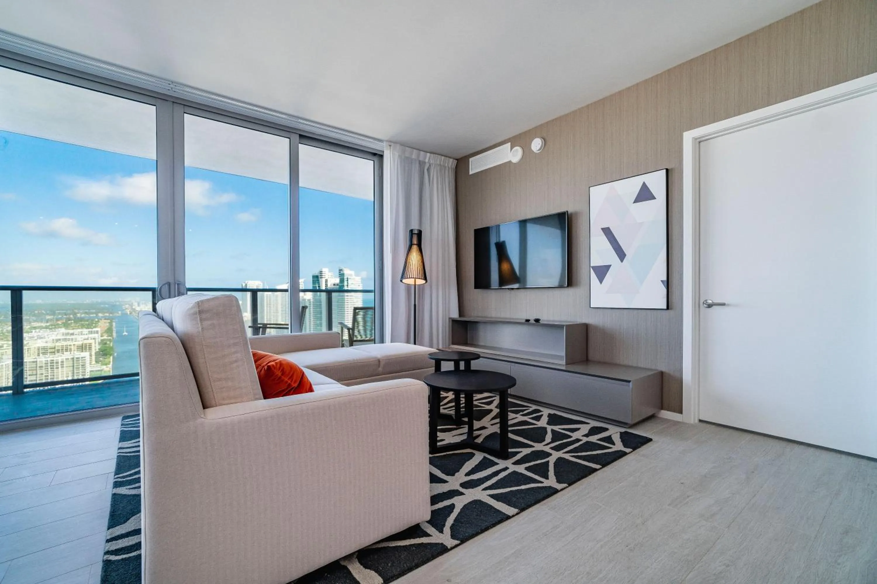 TV and multimedia in Hyde Beach House Hollywood Private Suites