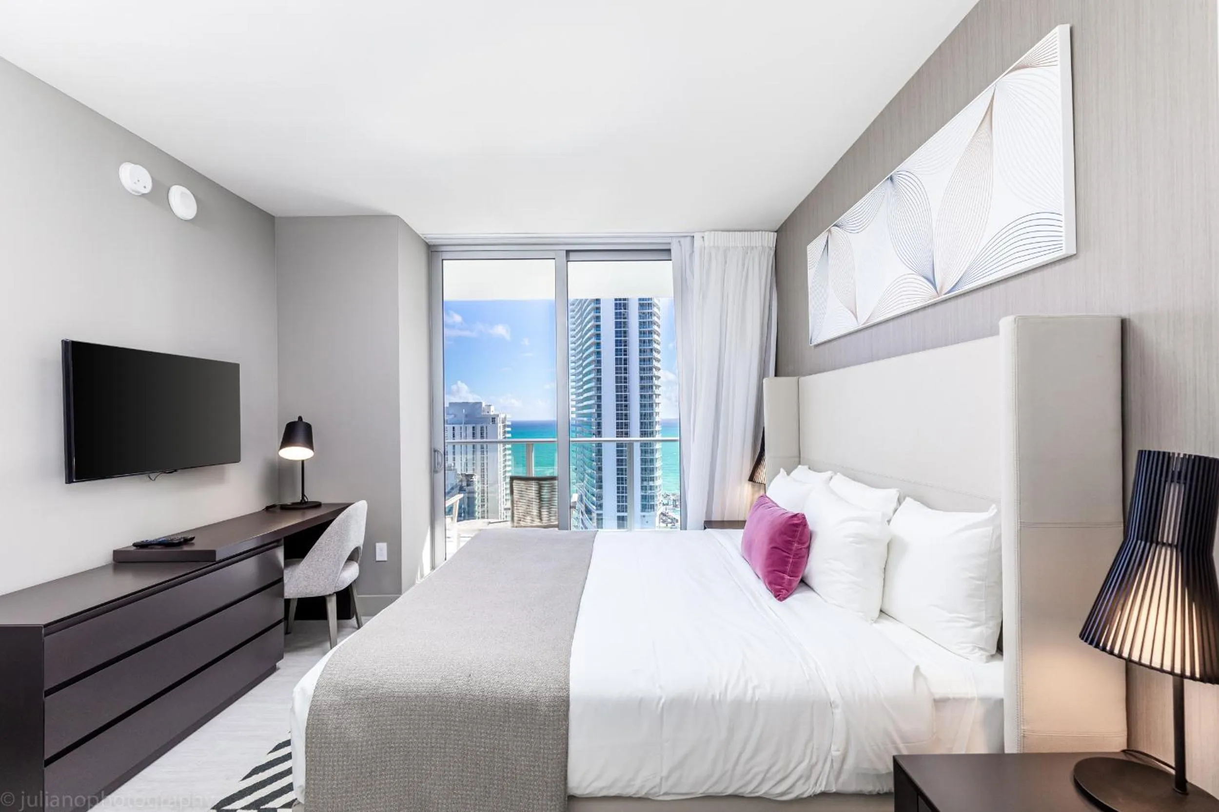 TV and multimedia, Bed in Hyde Beach House Hollywood Private Suites