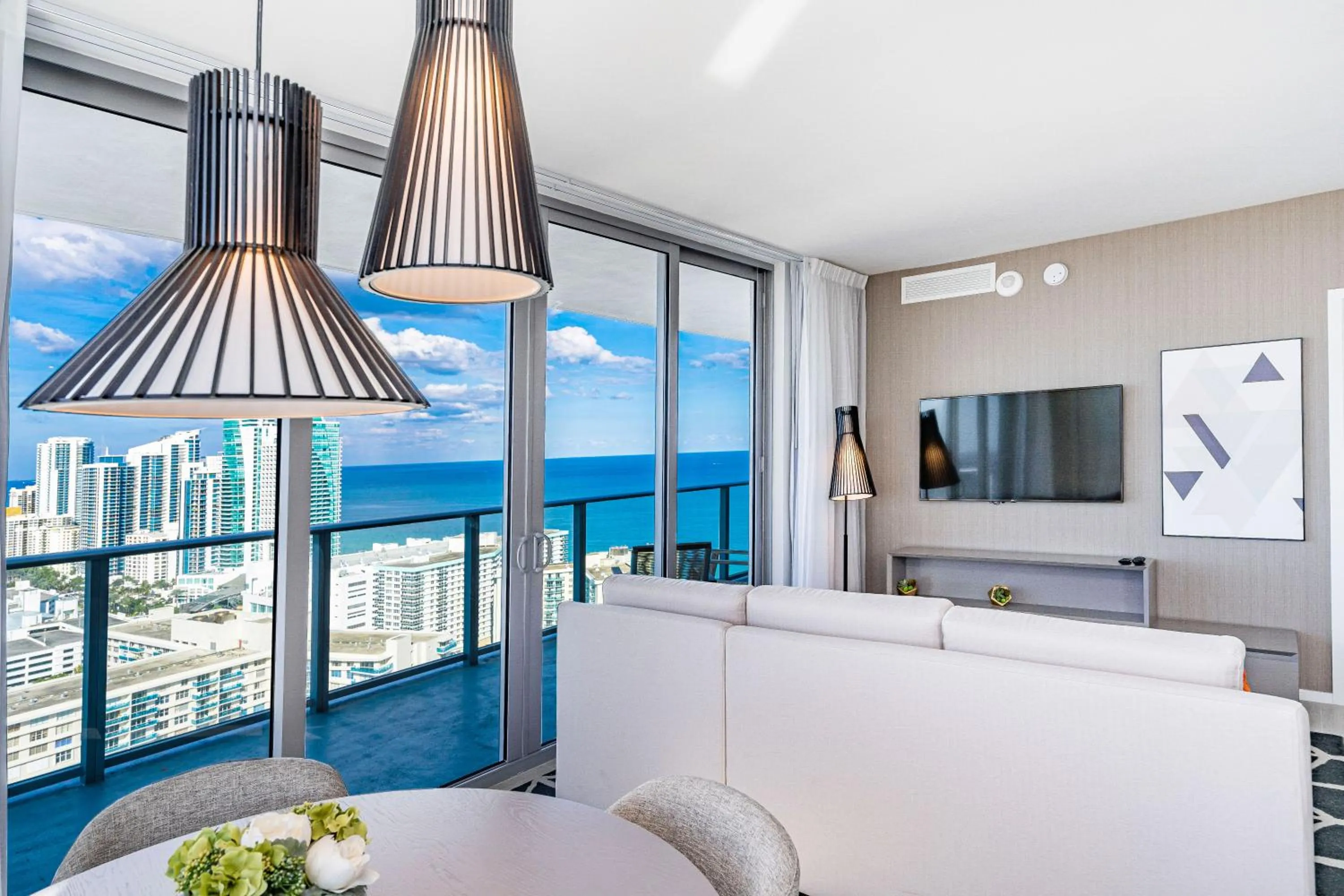 TV and multimedia in Hyde Beach House Hollywood Private Suites