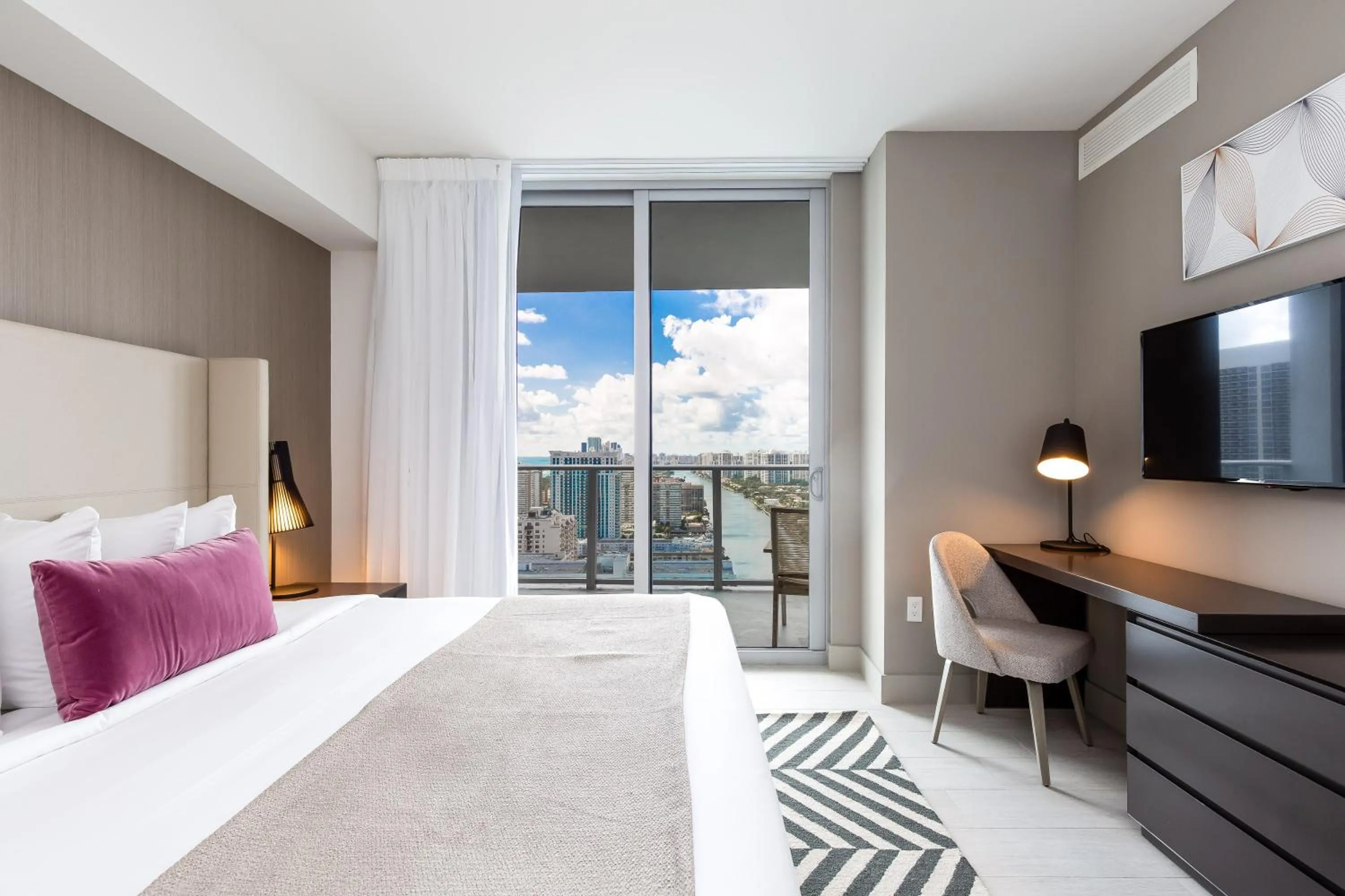 TV and multimedia, Bed in Hyde Beach House Hollywood Private Suites