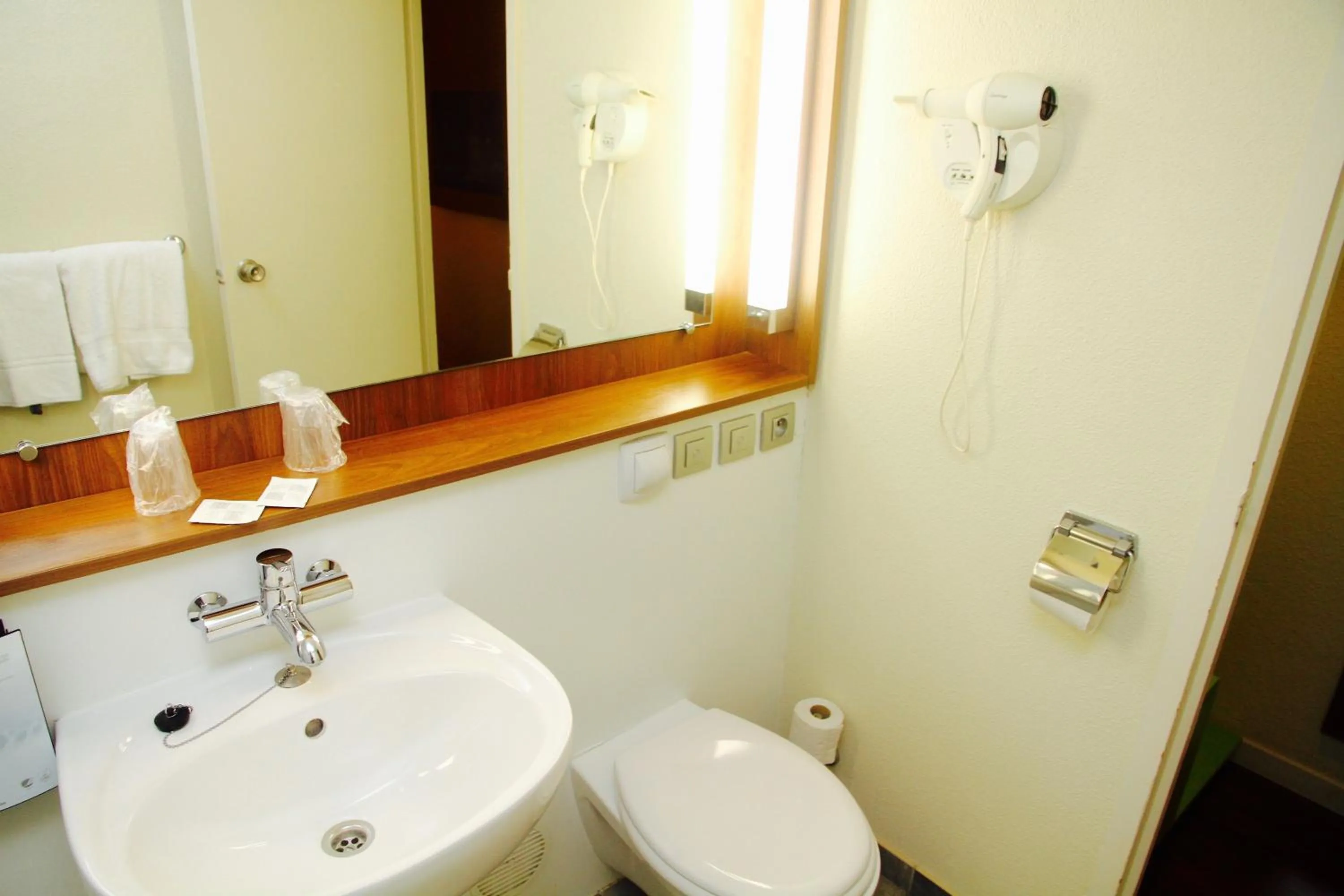 Toilet in Hôtel Inn Design Resto Novo Nantes Sainte Luce