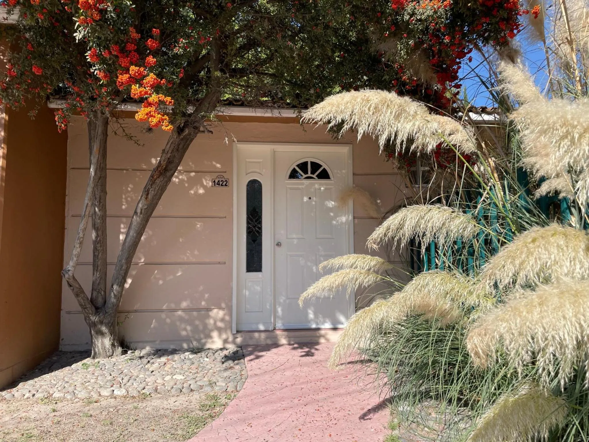 Facade/entrance in Real Home by Real del Bosque