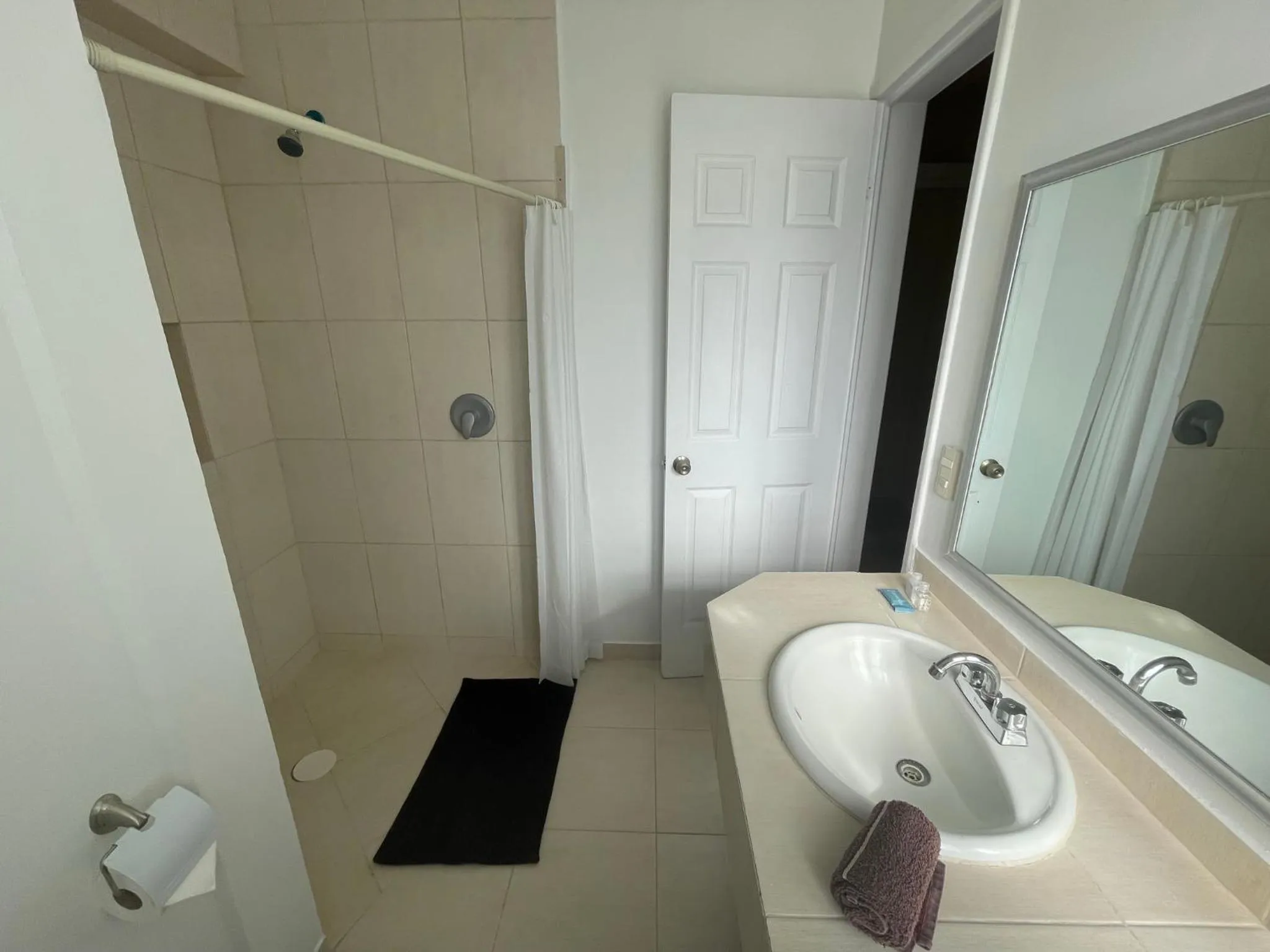 Bathroom in Real Home by Real del Bosque