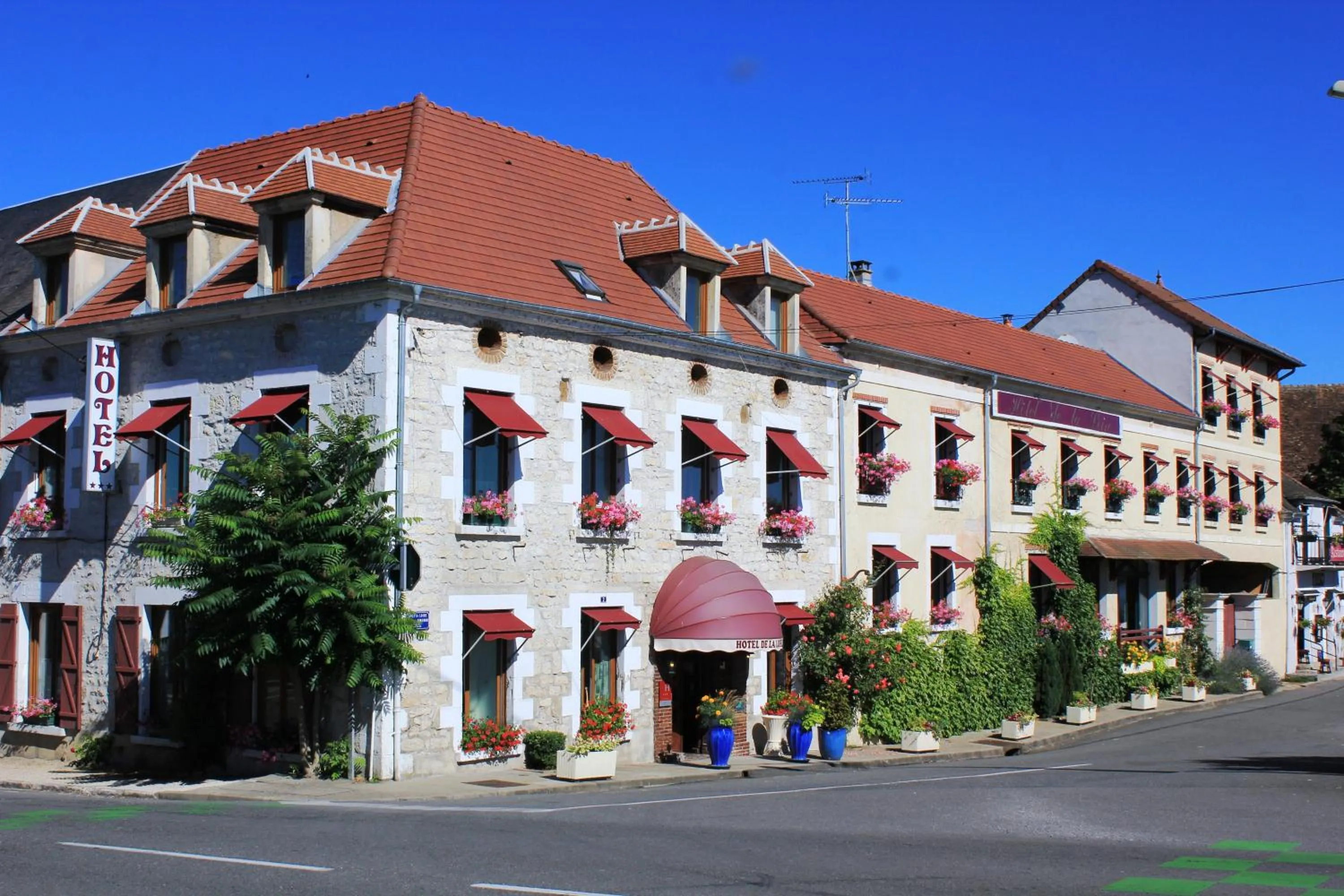 Facade/entrance in Hotel De La Loire